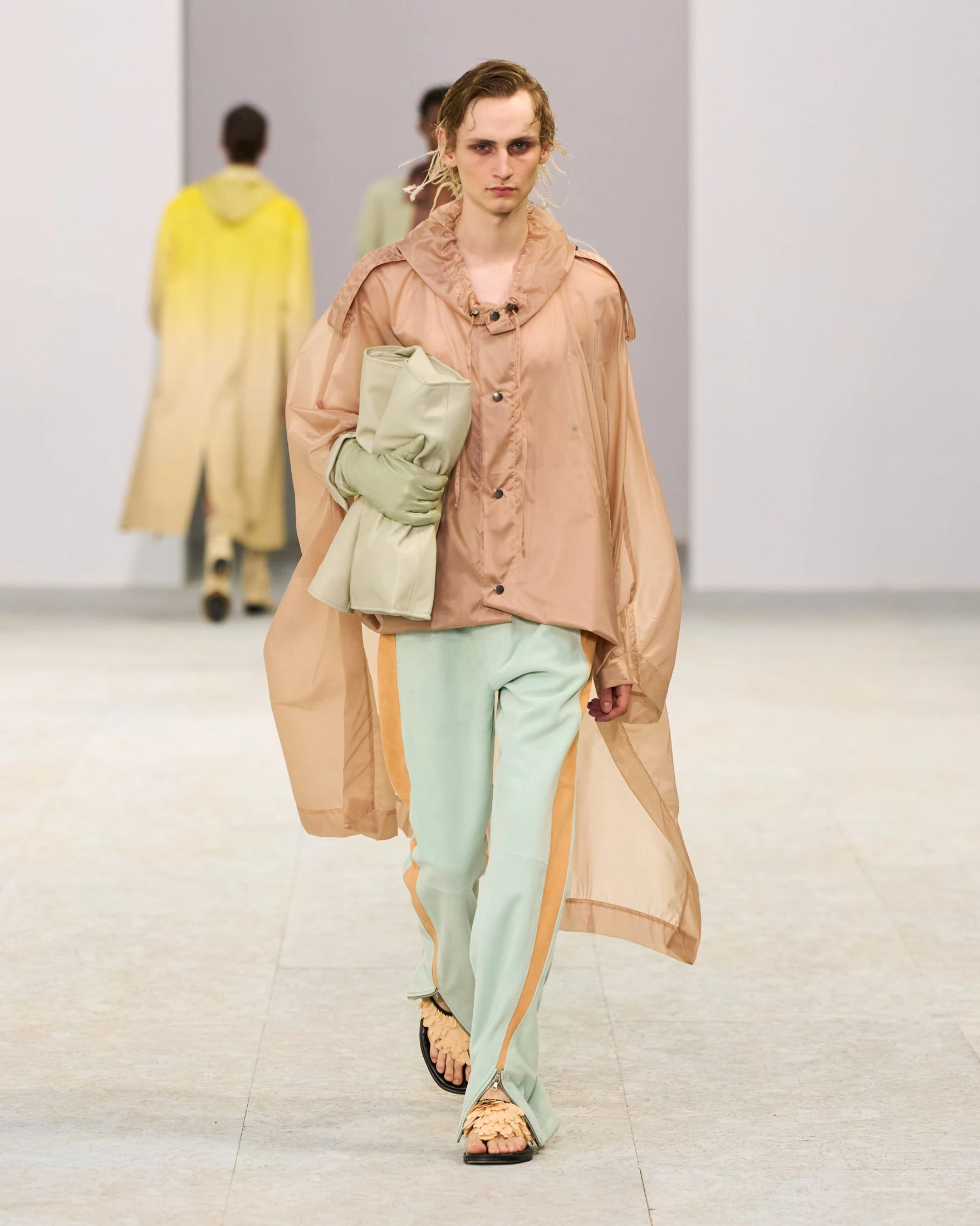 Шовкові штани-карго, напівпрозорі блузи та балетки: Dries Van Noten представив найяскравішу чоловічу колекцію сезону літо 202710
