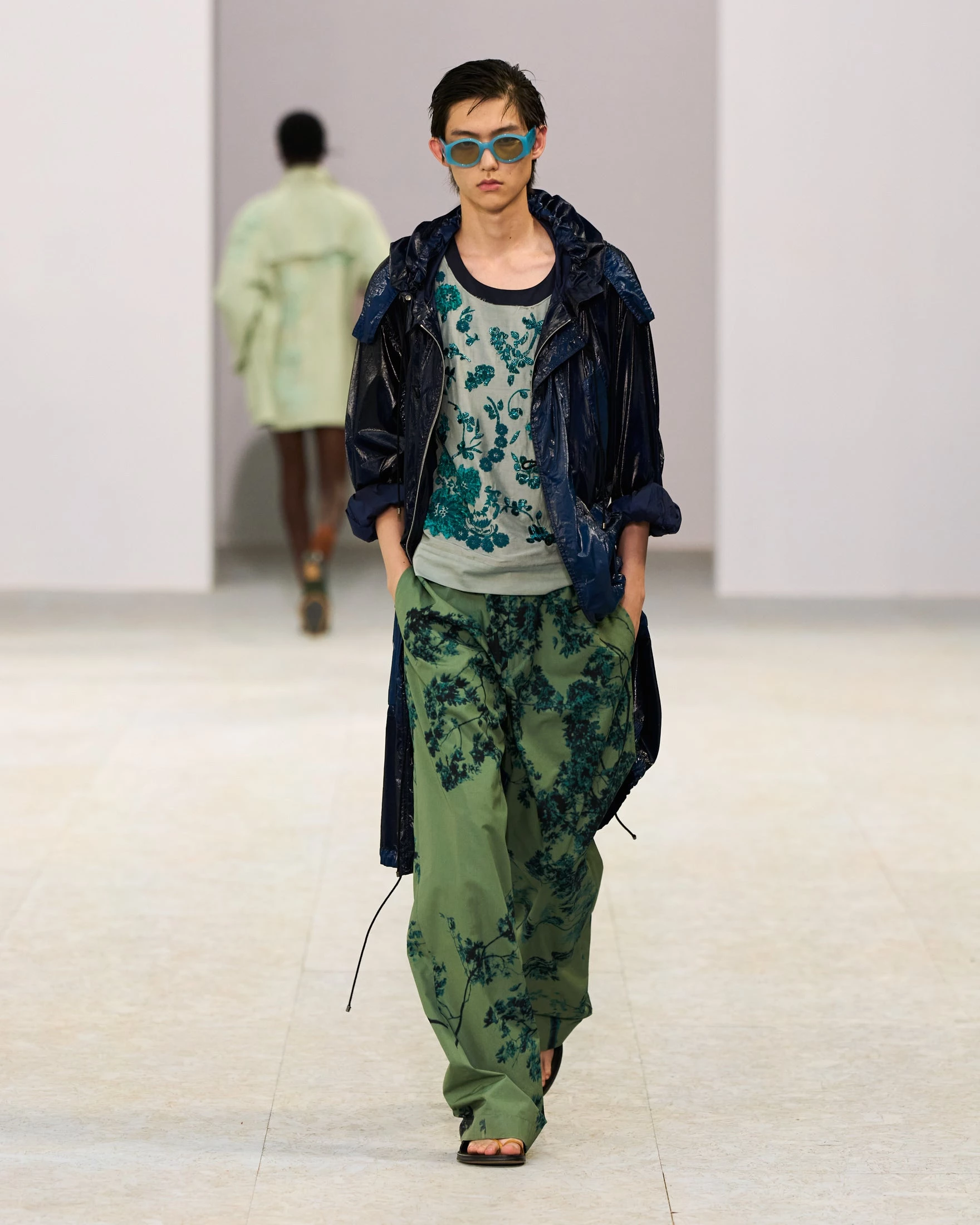 Шовкові штани-карго, напівпрозорі блузи та балетки: Dries Van Noten представив найяскравішу чоловічу колекцію сезону літо 202713