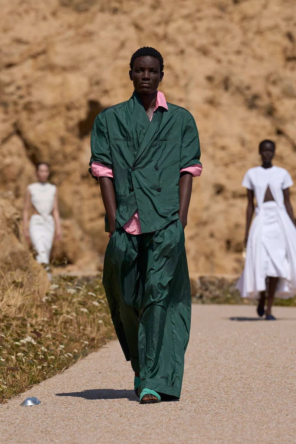 Jacquemus представив найефектнішу колекцію літа 2027 — після неї виникло бажання негайно вирушити у відпустку6