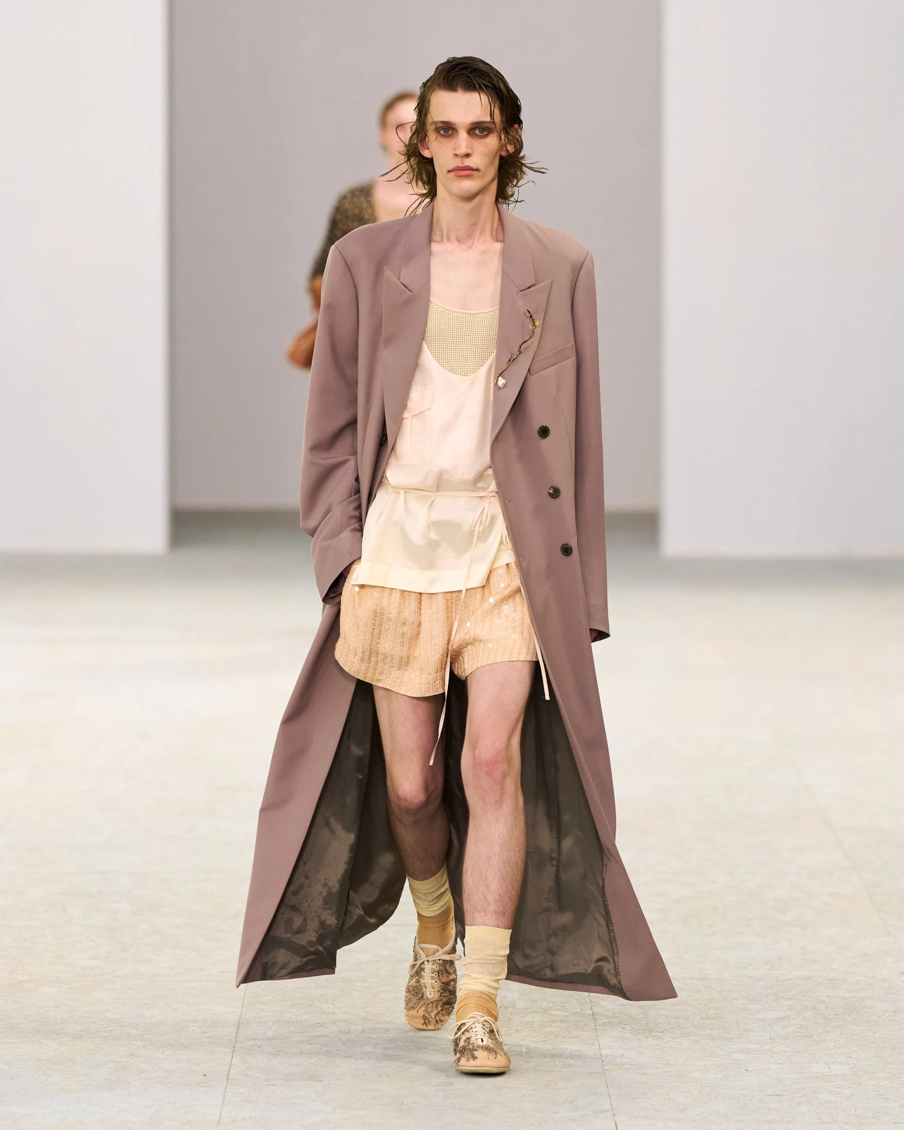 Шовкові штани-карго, напівпрозорі блузи та балетки: Dries Van Noten представив найяскравішу чоловічу колекцію сезону літо 20273