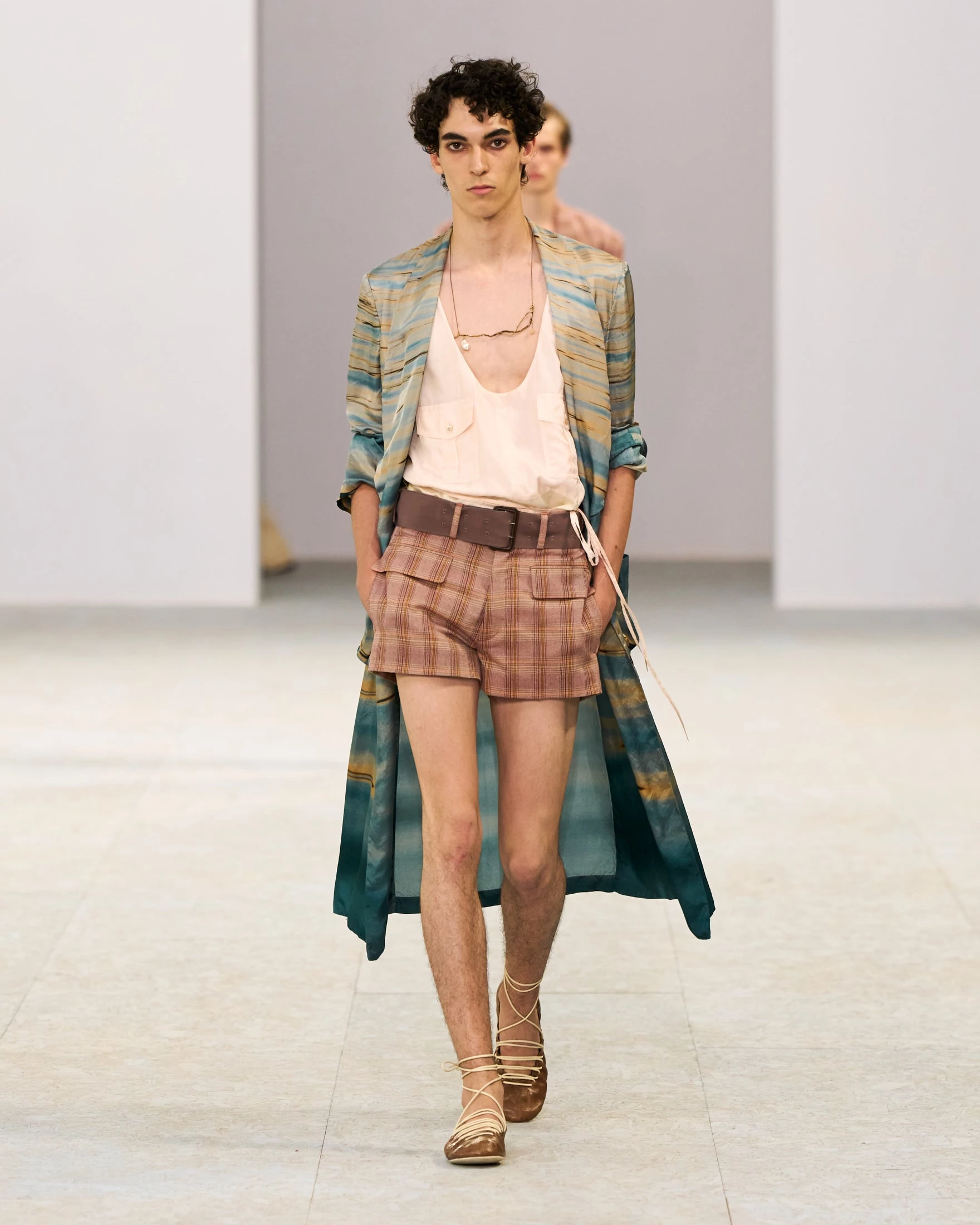 Шовкові штани-карго, напівпрозорі блузи та балетки: Dries Van Noten представив найяскравішу чоловічу колекцію сезону літо 20272