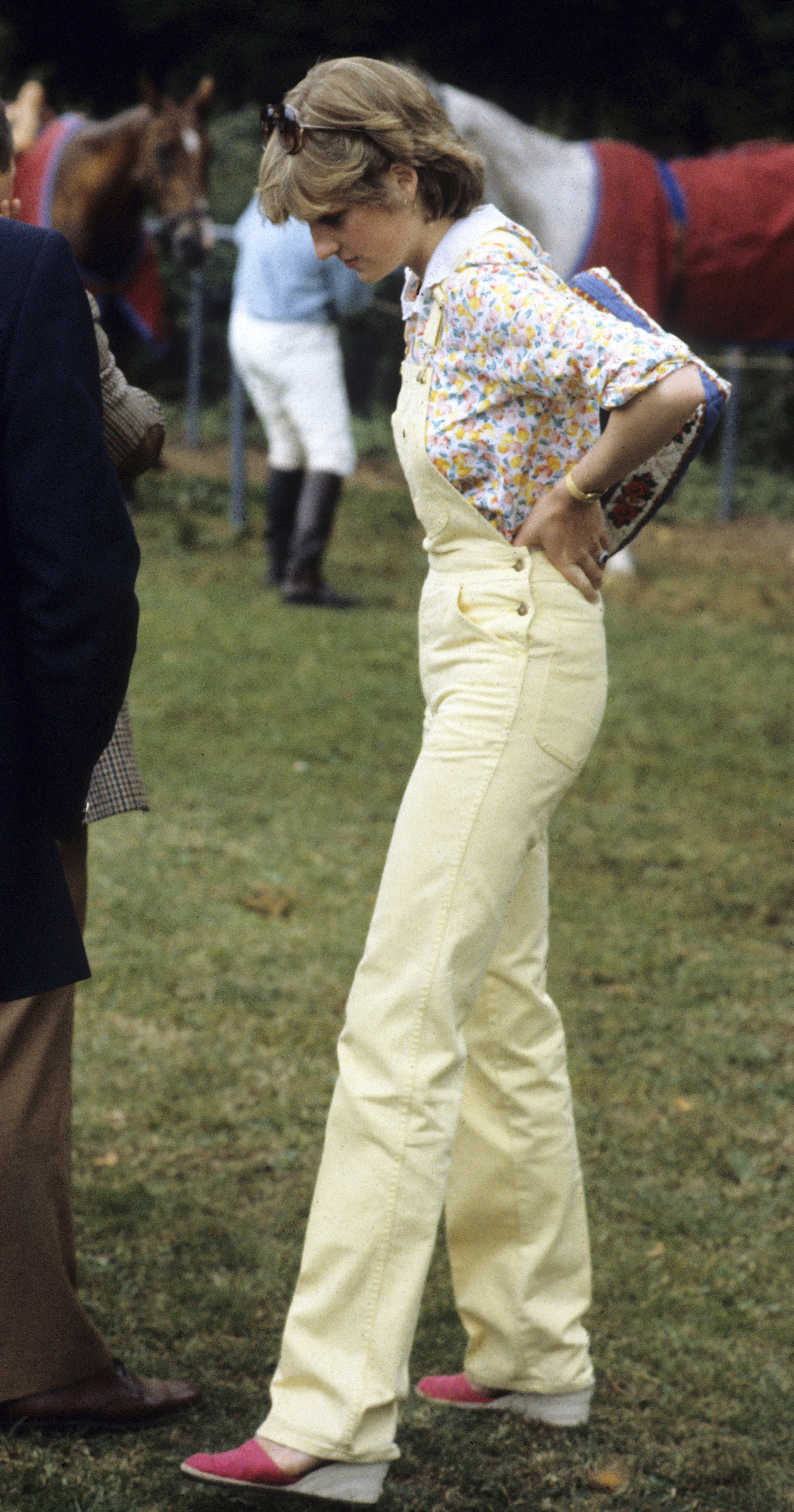 For the event, Diana chose a yellow jumpsuit, a floral print blouse, and pink wedge sandals1
