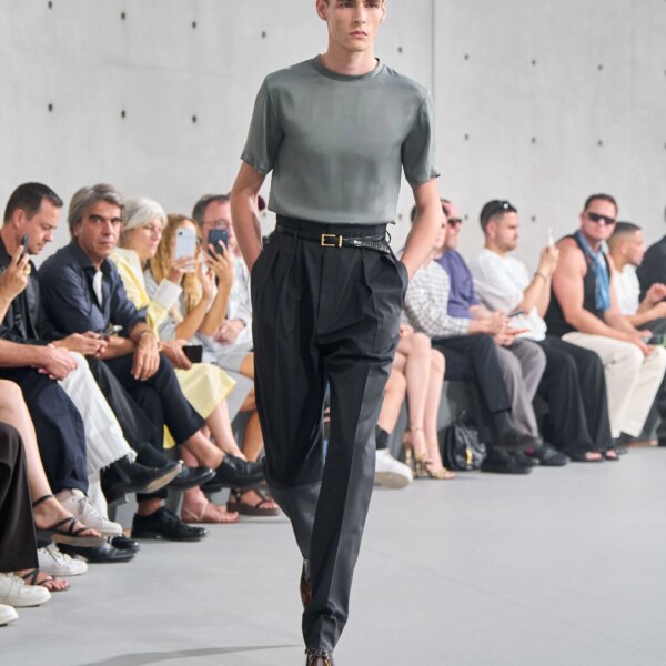 Saint Laurent відродив найвишуканіший літній стиль, додавши йому зухвалості