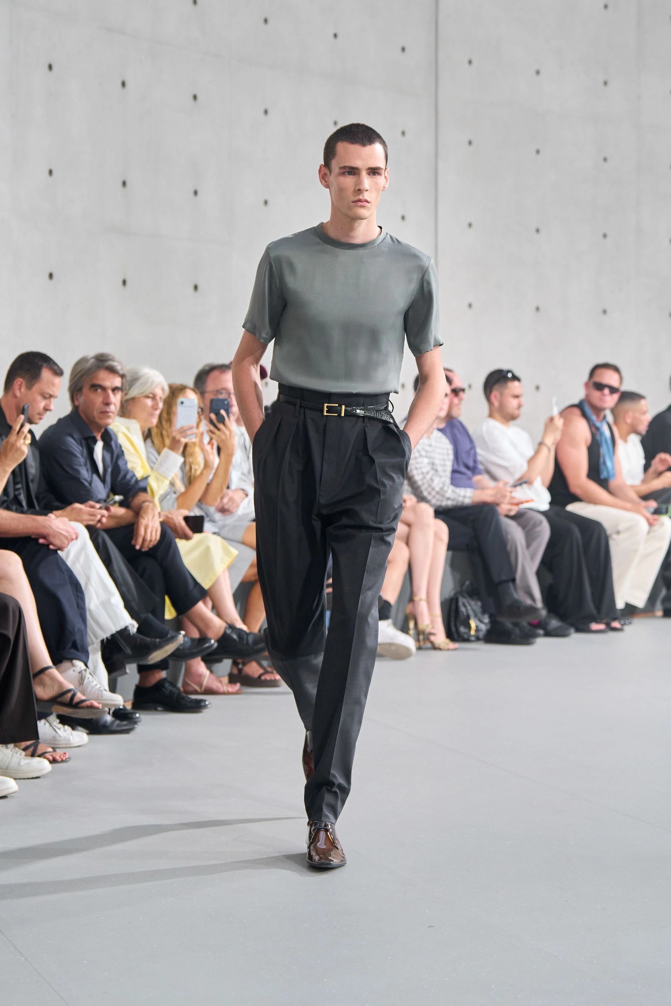 Saint Laurent відродив найвишуканіший літній стиль, додавши йому зухвалості0