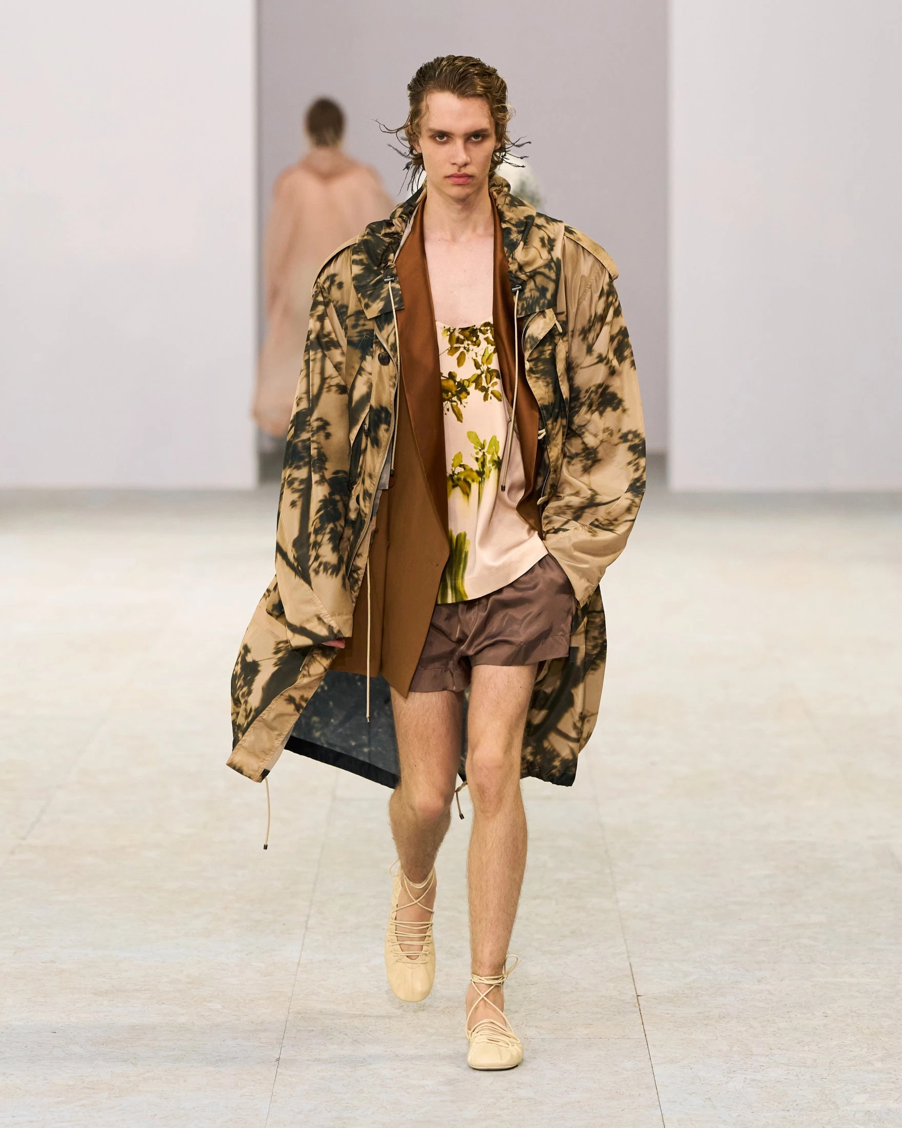 Шовкові штани-карго, напівпрозорі блузи та балетки: Dries Van Noten представив найяскравішу чоловічу колекцію сезону літо 202712