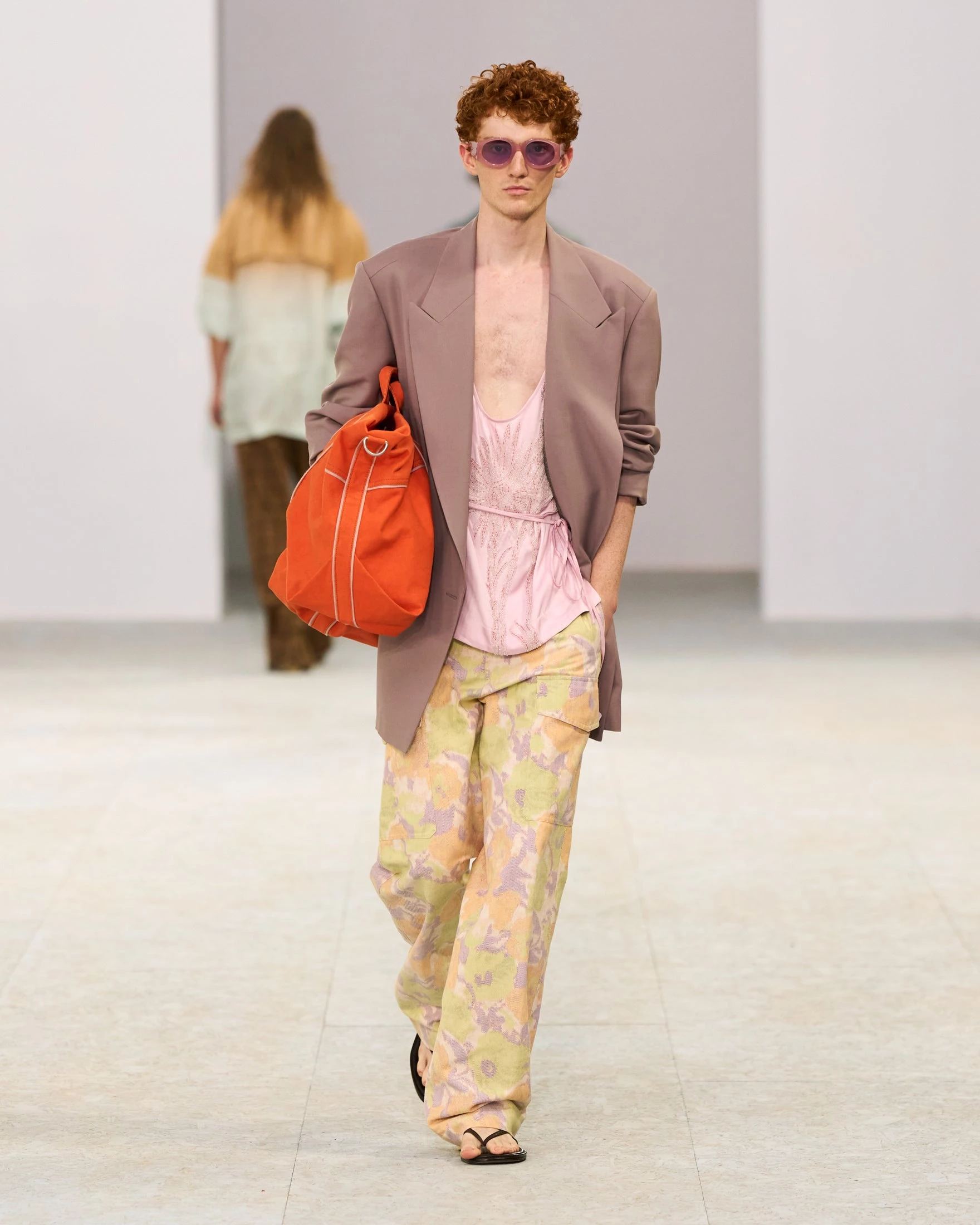 Шовкові штани-карго, напівпрозорі блузи та балетки: Dries Van Noten представив найяскравішу чоловічу колекцію сезону літо 20278