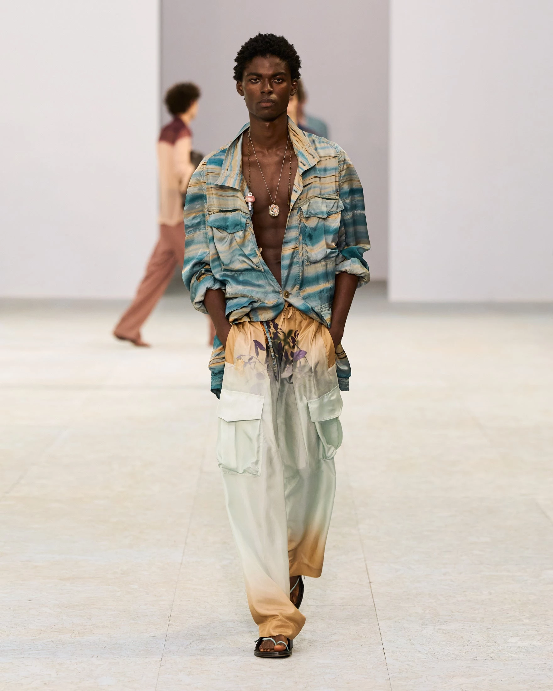 Шовкові штани-карго, напівпрозорі блузи та балетки: Dries Van Noten представив найяскравішу чоловічу колекцію сезону літо 20274
