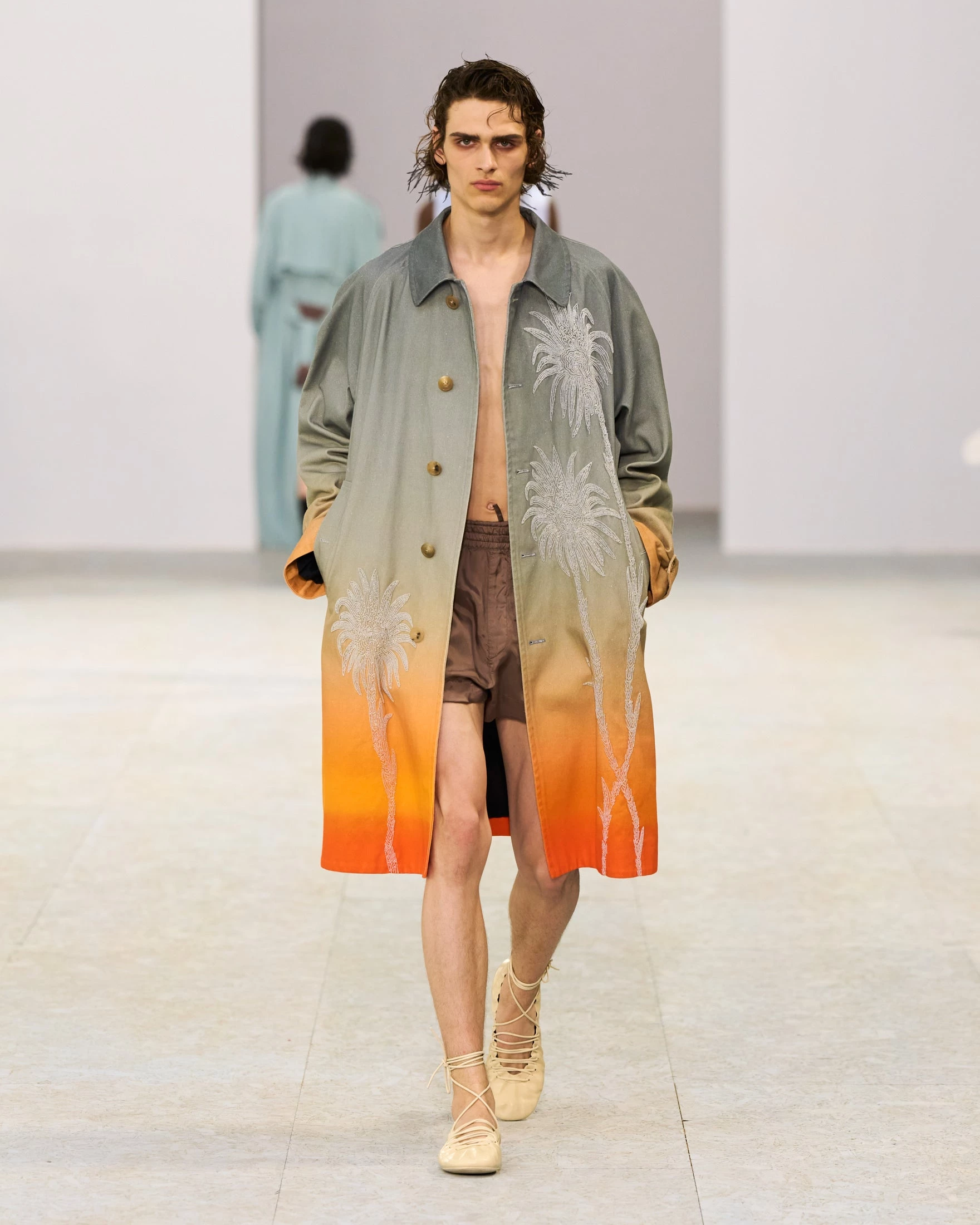 Шовкові штани-карго, напівпрозорі блузи та балетки: Dries Van Noten представив найяскравішу чоловічу колекцію сезону літо 20279