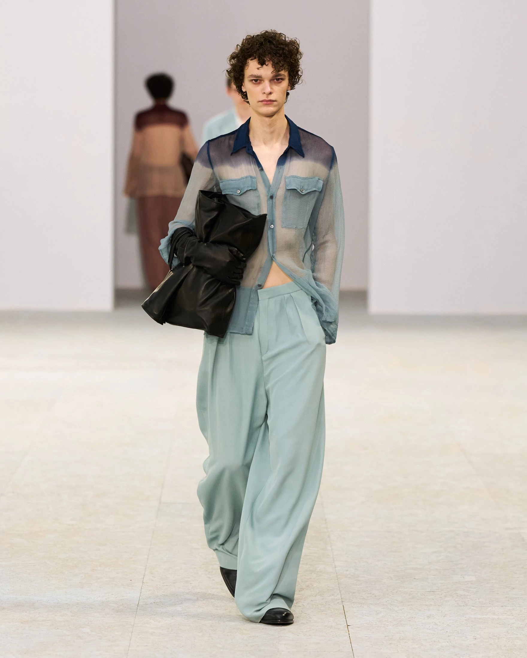 Шовкові штани-карго, напівпрозорі блузи та балетки: Dries Van Noten представив найяскравішу чоловічу колекцію сезону літо 20271