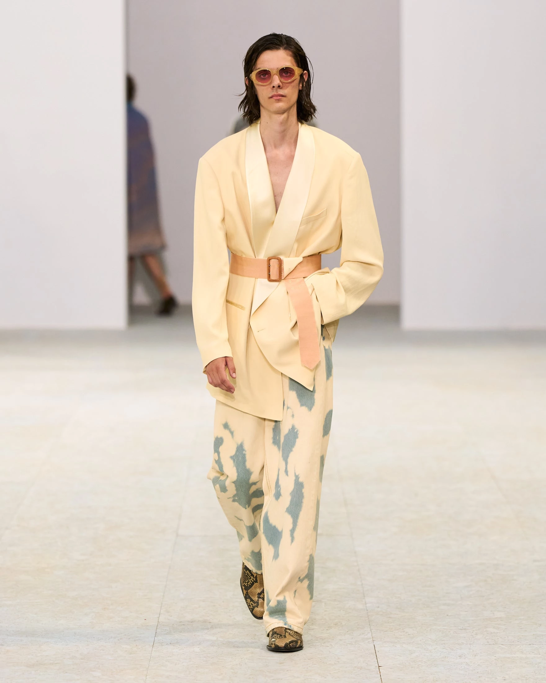 Шовкові штани-карго, напівпрозорі блузи та балетки: Dries Van Noten представив найяскравішу чоловічу колекцію сезону літо 20276