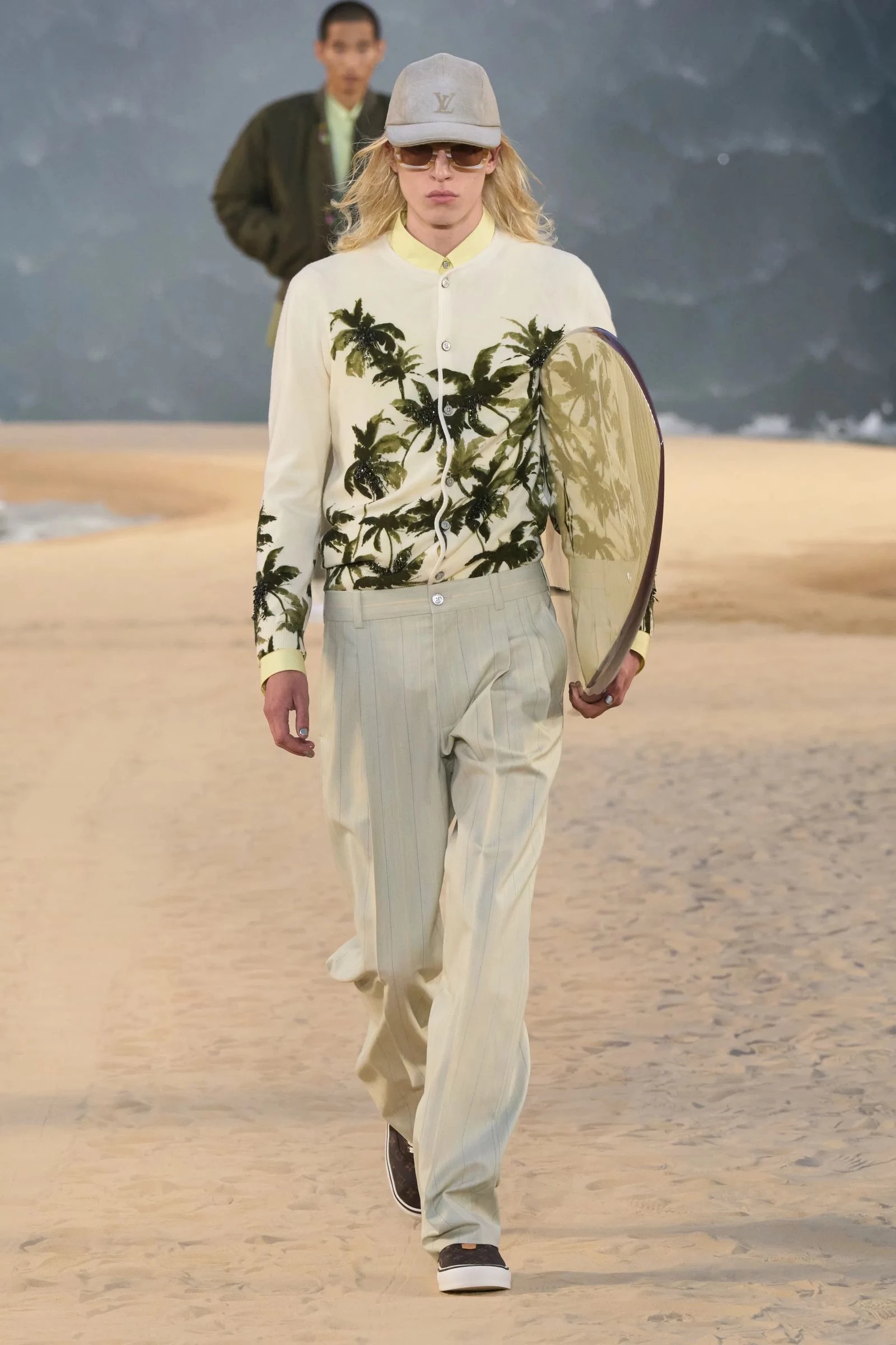 Новий показ Louis Vuitton викликав ажіотаж: величезна хвиля, серфери та найактуальніші кросівки сезону.2