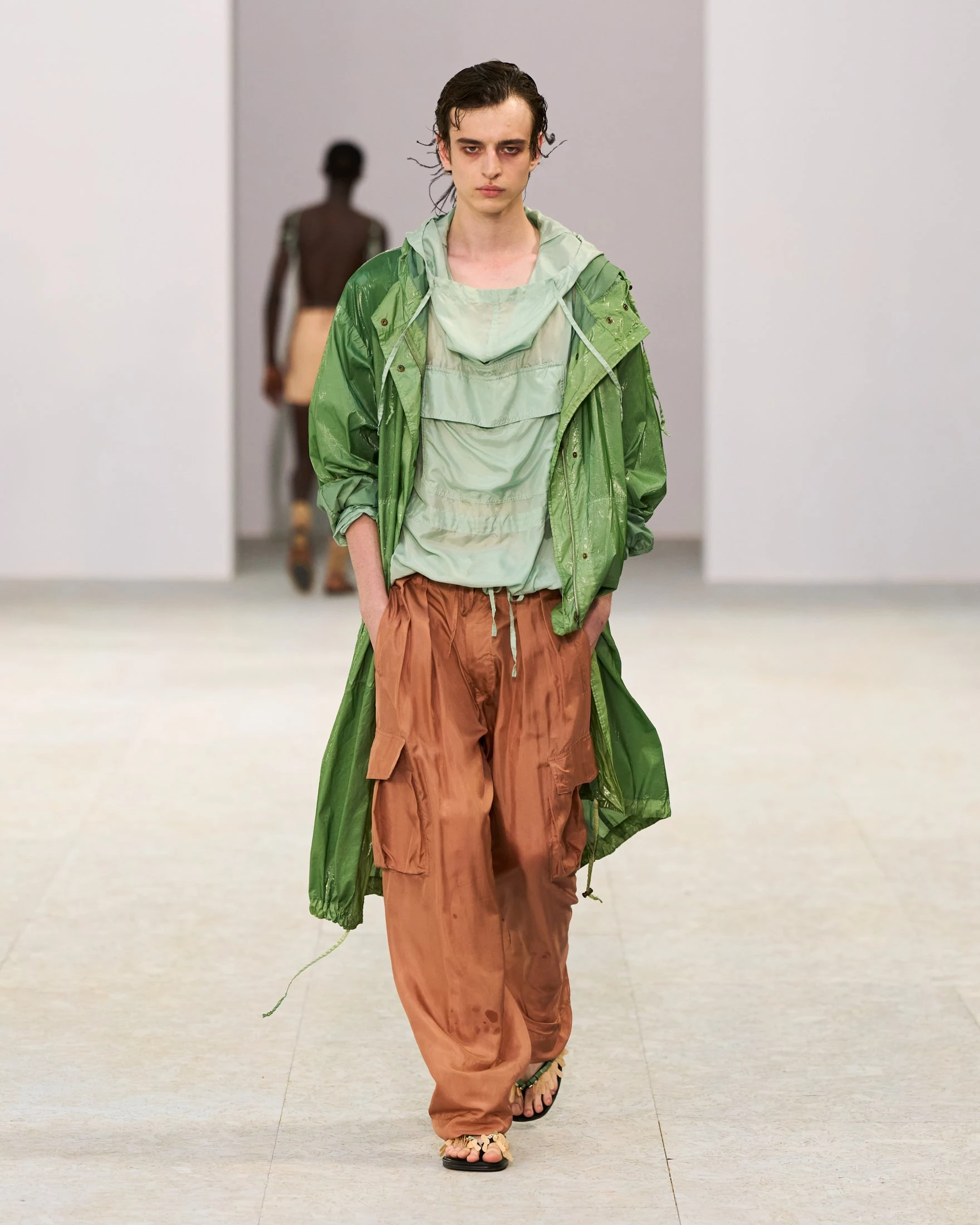 Шовкові штани-карго, напівпрозорі блузи та балетки: Dries Van Noten представив найяскравішу чоловічу колекцію сезону літо 202711