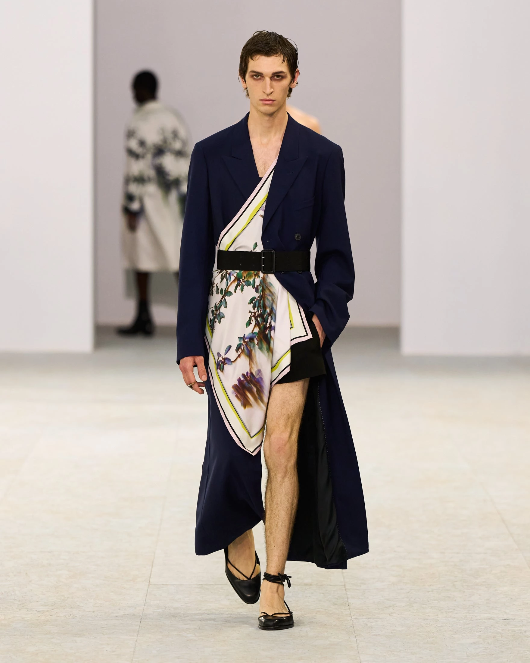 Шовкові штани-карго, напівпрозорі блузи та балетки: Dries Van Noten представив найяскравішу чоловічу колекцію сезону літо 202714