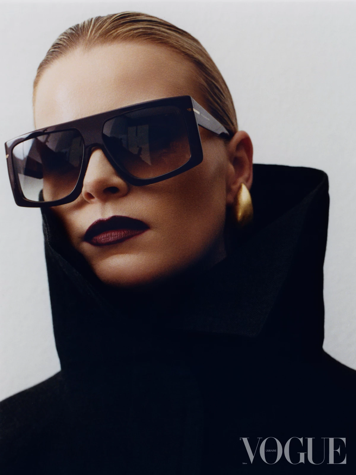 Пальто Alaïa, сонцезахисні окуляри Victoria Beckham, сережки Monies3