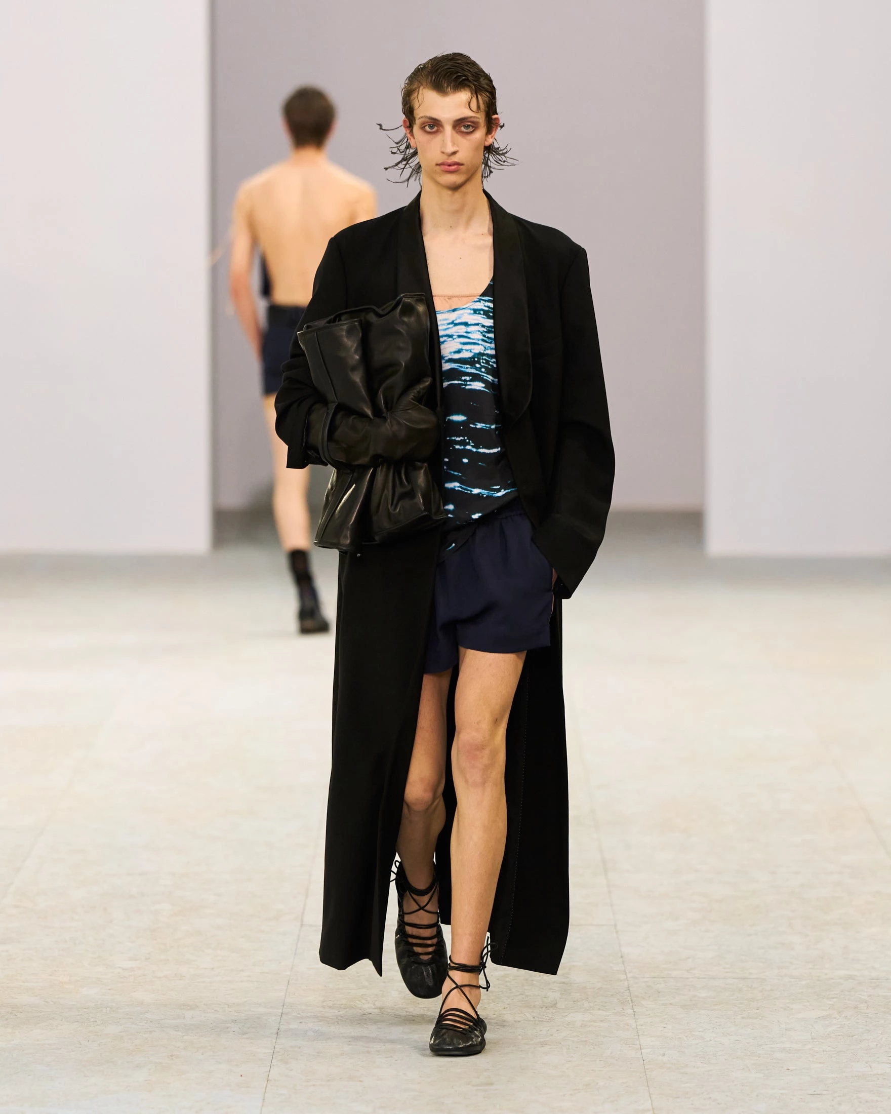 Шовкові штани-карго, напівпрозорі блузи та балетки: Dries Van Noten представив найяскравішу чоловічу колекцію сезону літо 202716