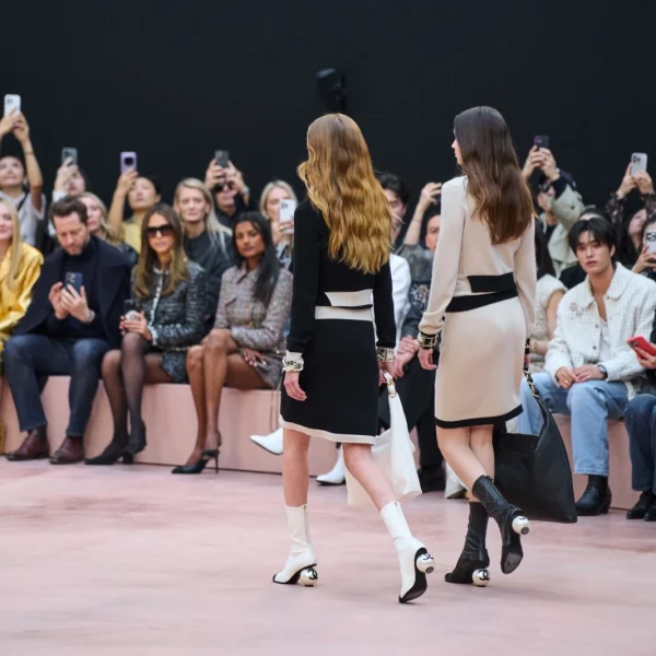 Після Chanel всі говорять про ці чоботи: підбір-куля стане головним трендом осені 2026 року