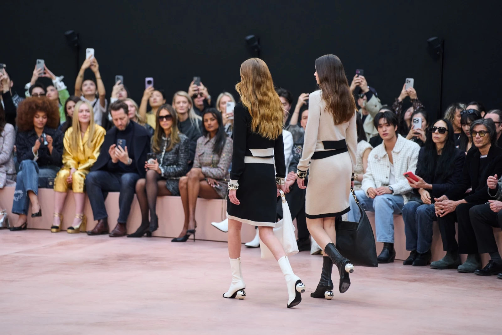 Після Chanel всі говорять про ці чоботи: підбір-куля стане головним трендом осені 2026 року0