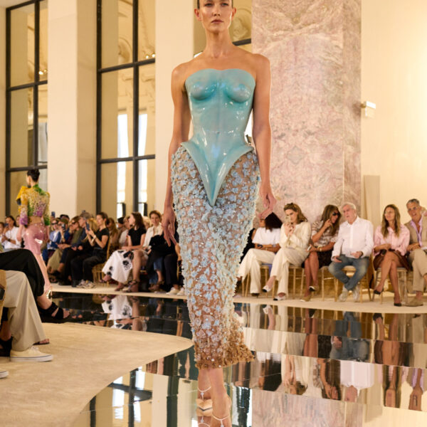 Демонстрація проти ШІ в елітній колекції Schiaparelli