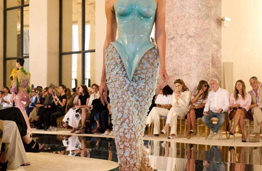 Демонстрація проти ШІ в елітній колекції Schiaparelli