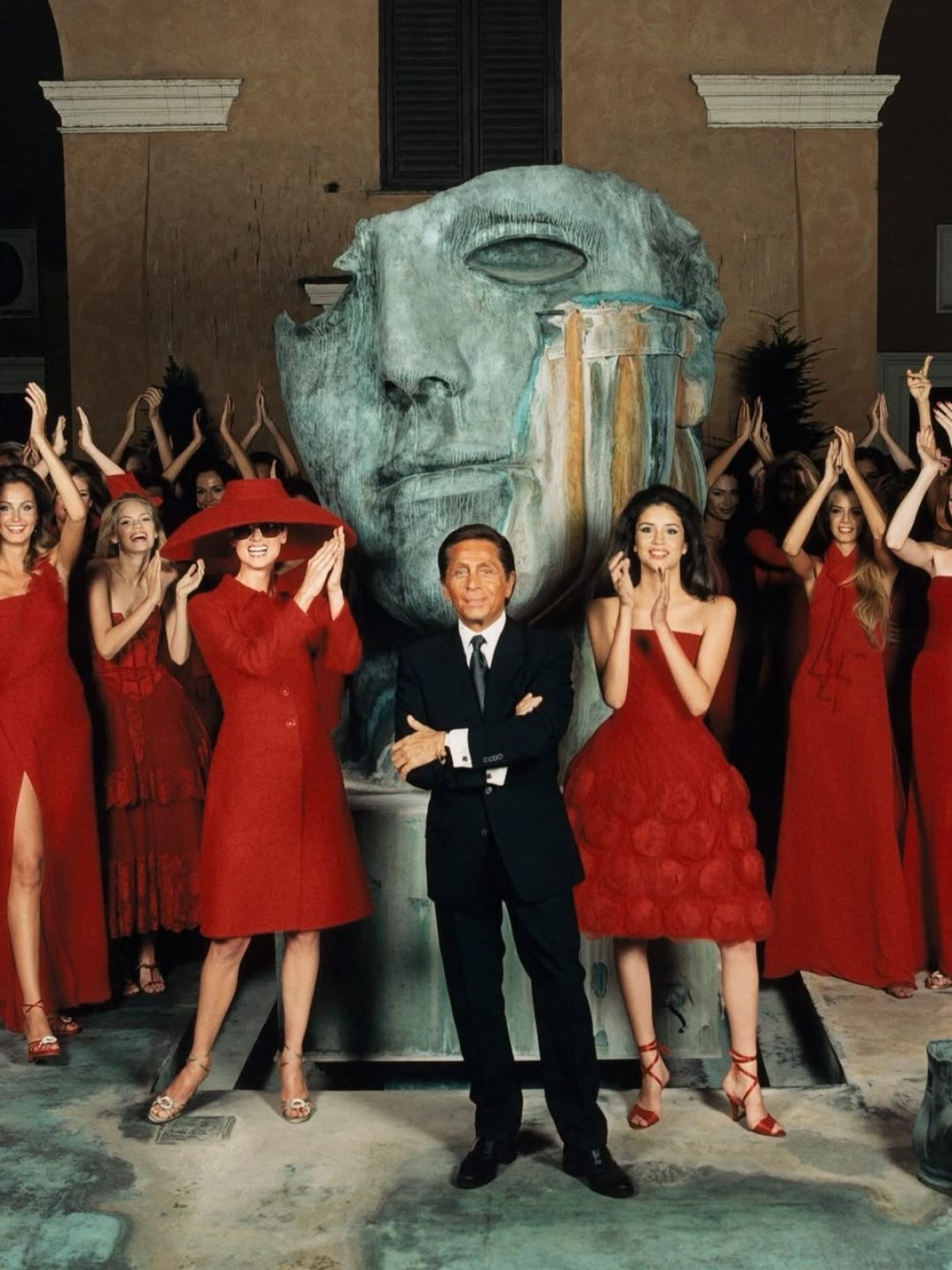 Бренд Valentino офіційно відновлює свою присутність в Україні після шестирічної паузи.1