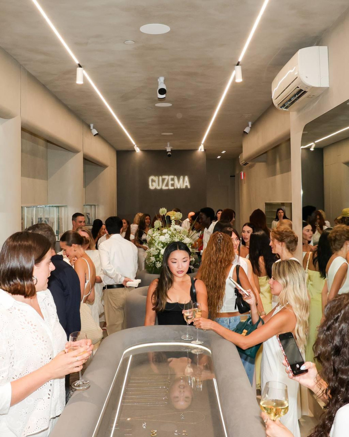 Бренд GUZEMA Fine Jewelry розпочав свою діяльність у Нью-Йорку, відкривши першу торгову точку в районі Сохо.4