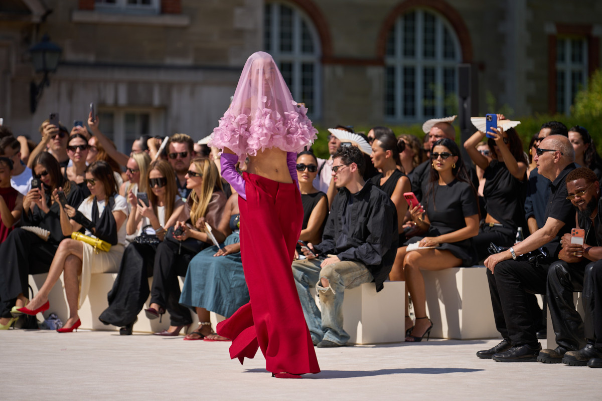 Новий етап Balenciaga: П'єрпаоло Піччолі створив кутюр, схожий на мрію3