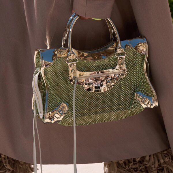 Легендарна сумка Balenciaga з 2000-х знову в тренді – тепер у розкішному виконанні