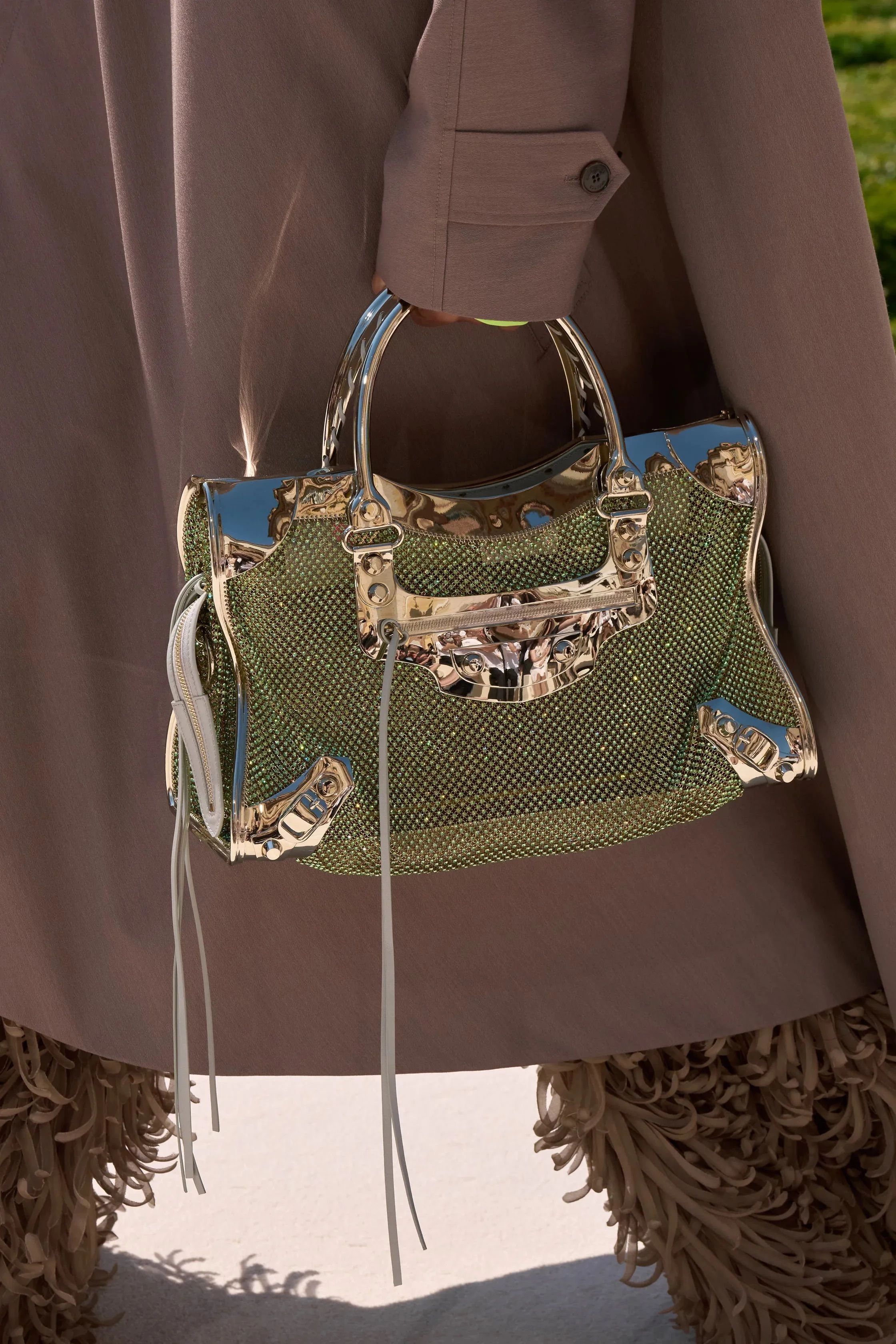 Легендарна сумка Balenciaga з 2000-х знову в тренді – тепер у розкішному виконанні0