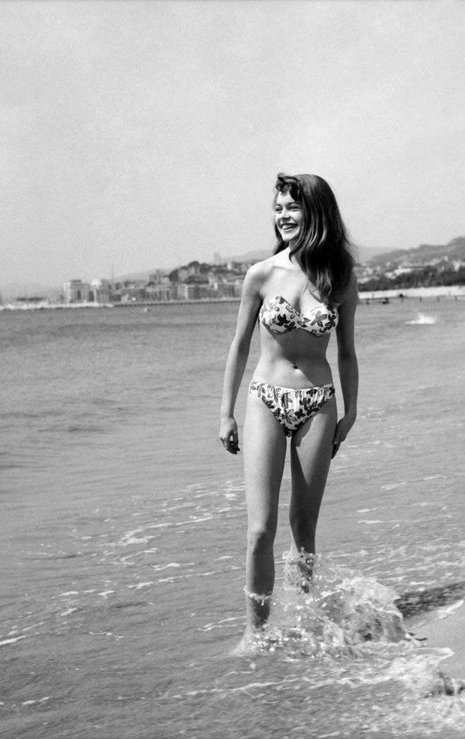 18 фотографій юної Бріжит Бардо, що навіюють бажання поїхати у відпустку8