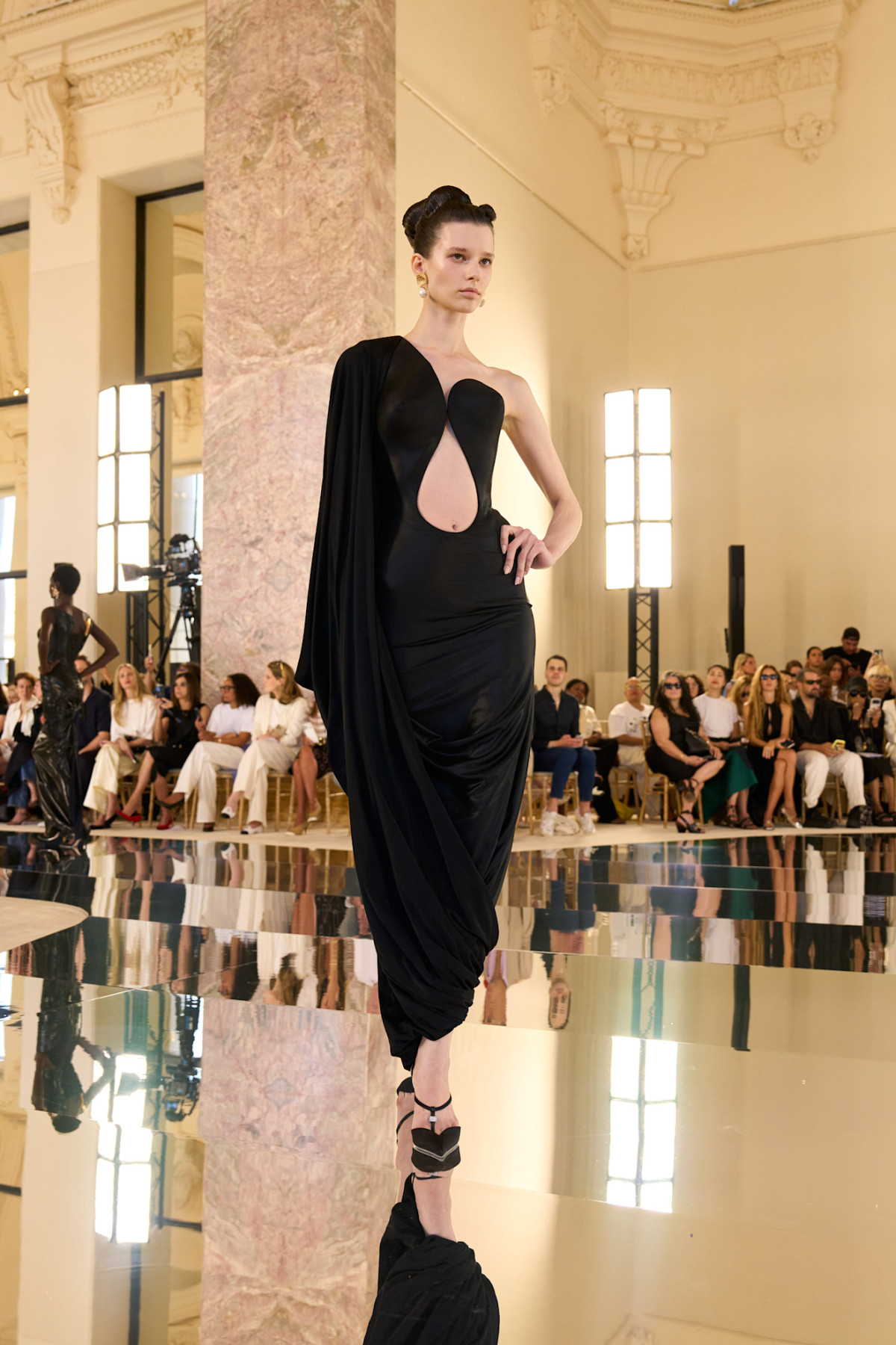 Демонстрація проти ШІ в елітній колекції Schiaparelli13