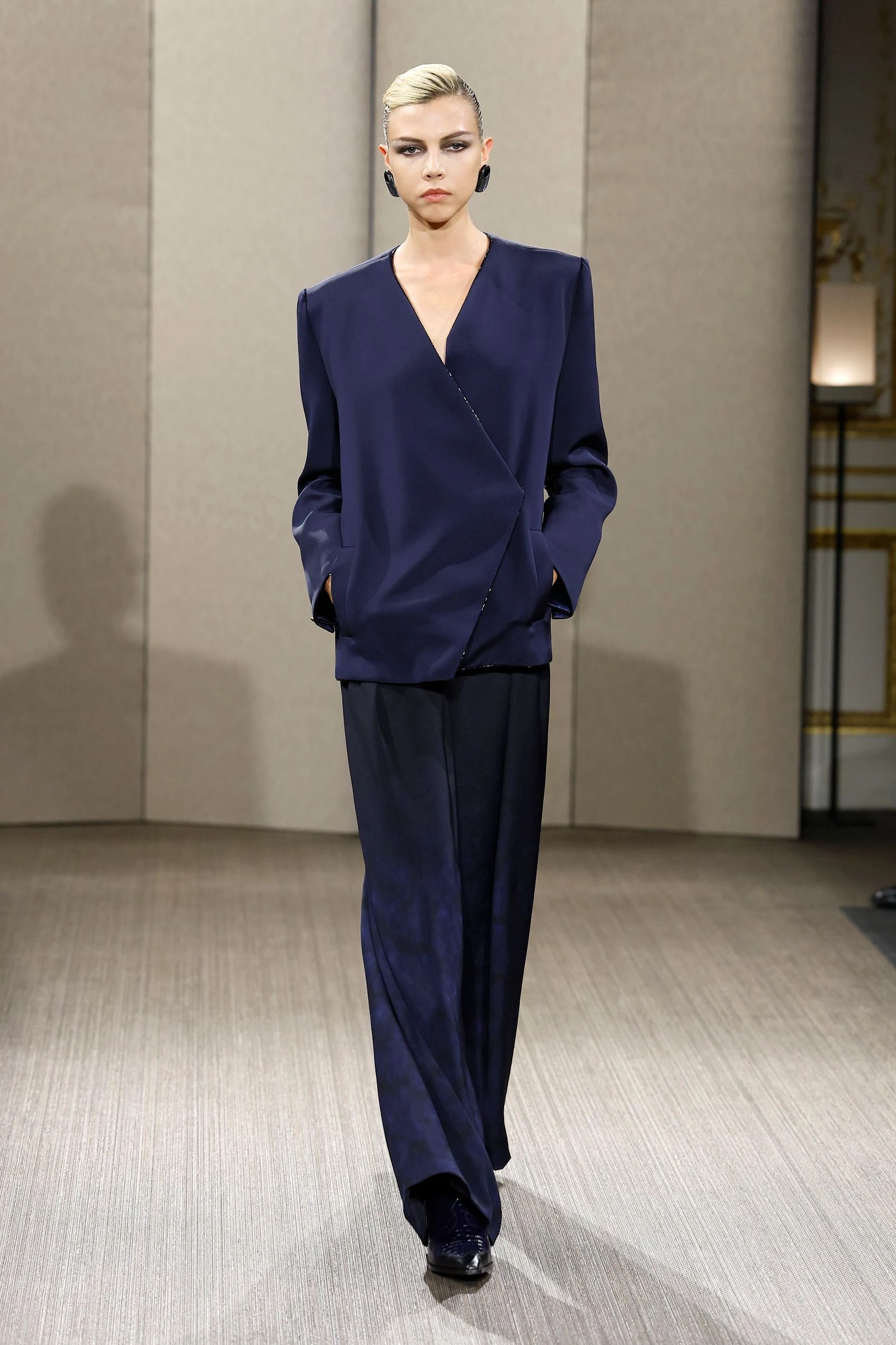 Нова колекція Armani Privé зачаровує стриманою елегантністю відразу.6