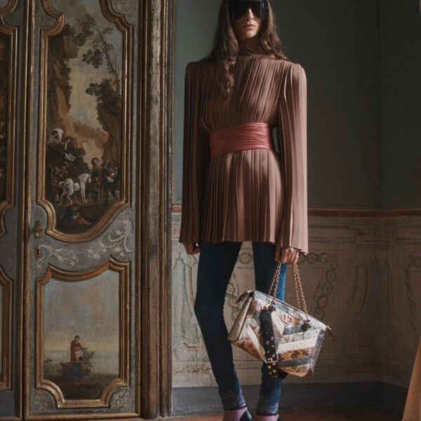 Бренд Valentino офіційно відновлює свою присутність в Україні після шестирічної паузи.