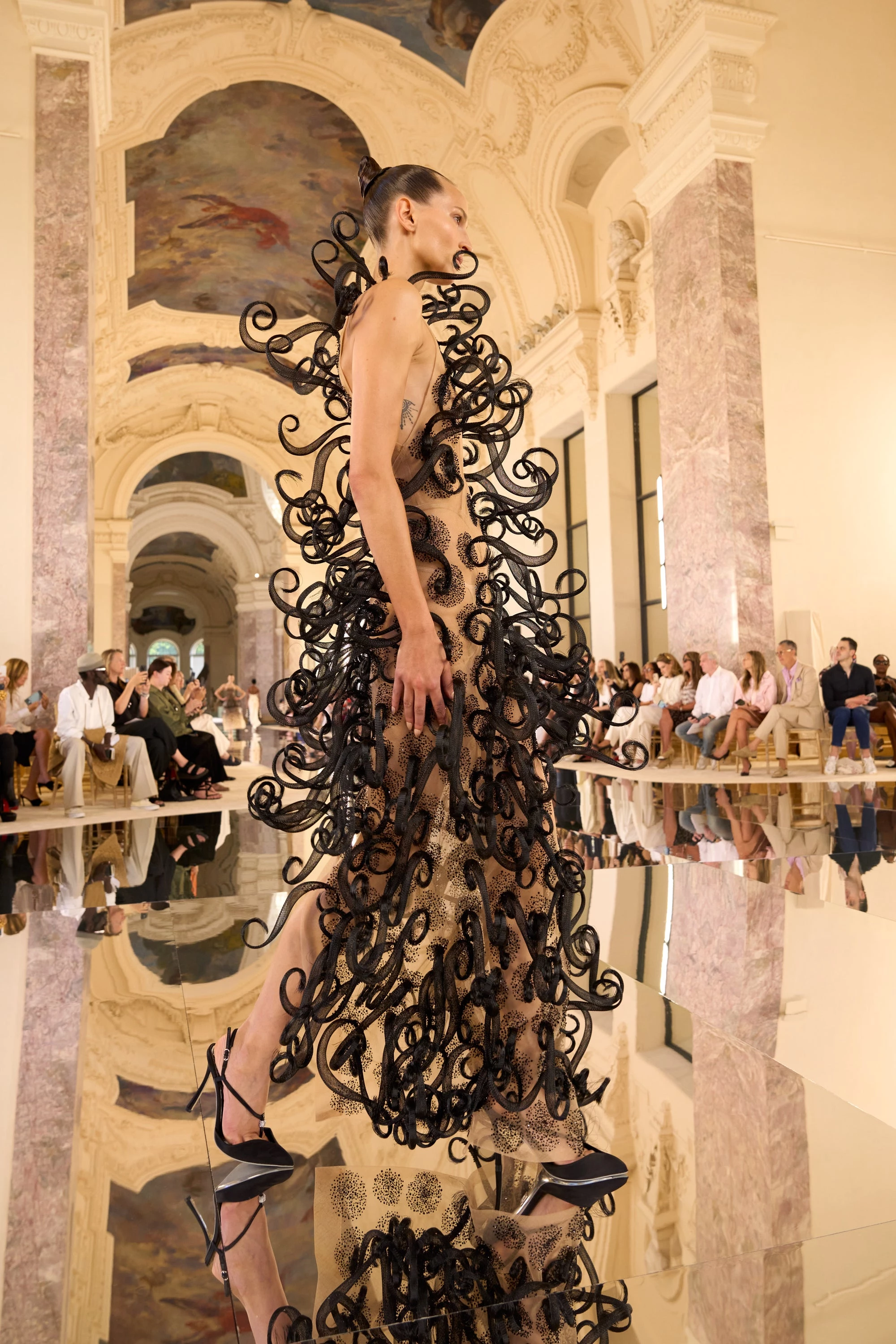 Schiaparelli's Latest Collection Blurs the Lines Between Fashion and Art3