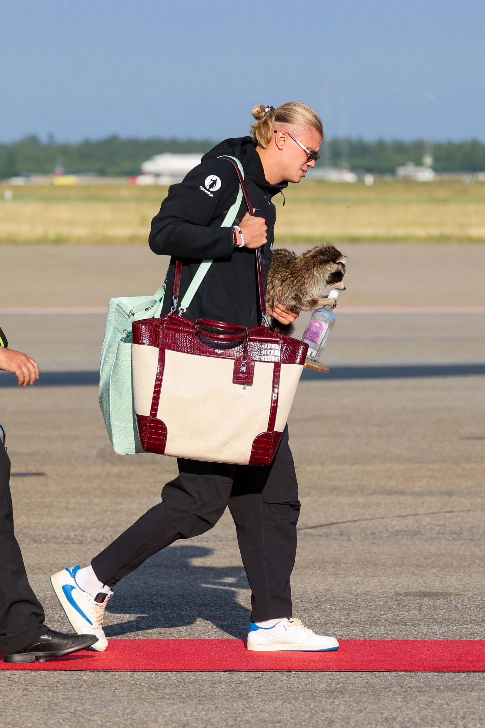 Ерлінг Голанд повернувся додому з новим аксесуаром від Dolce & Gabbana та іграшковим єнотом.1