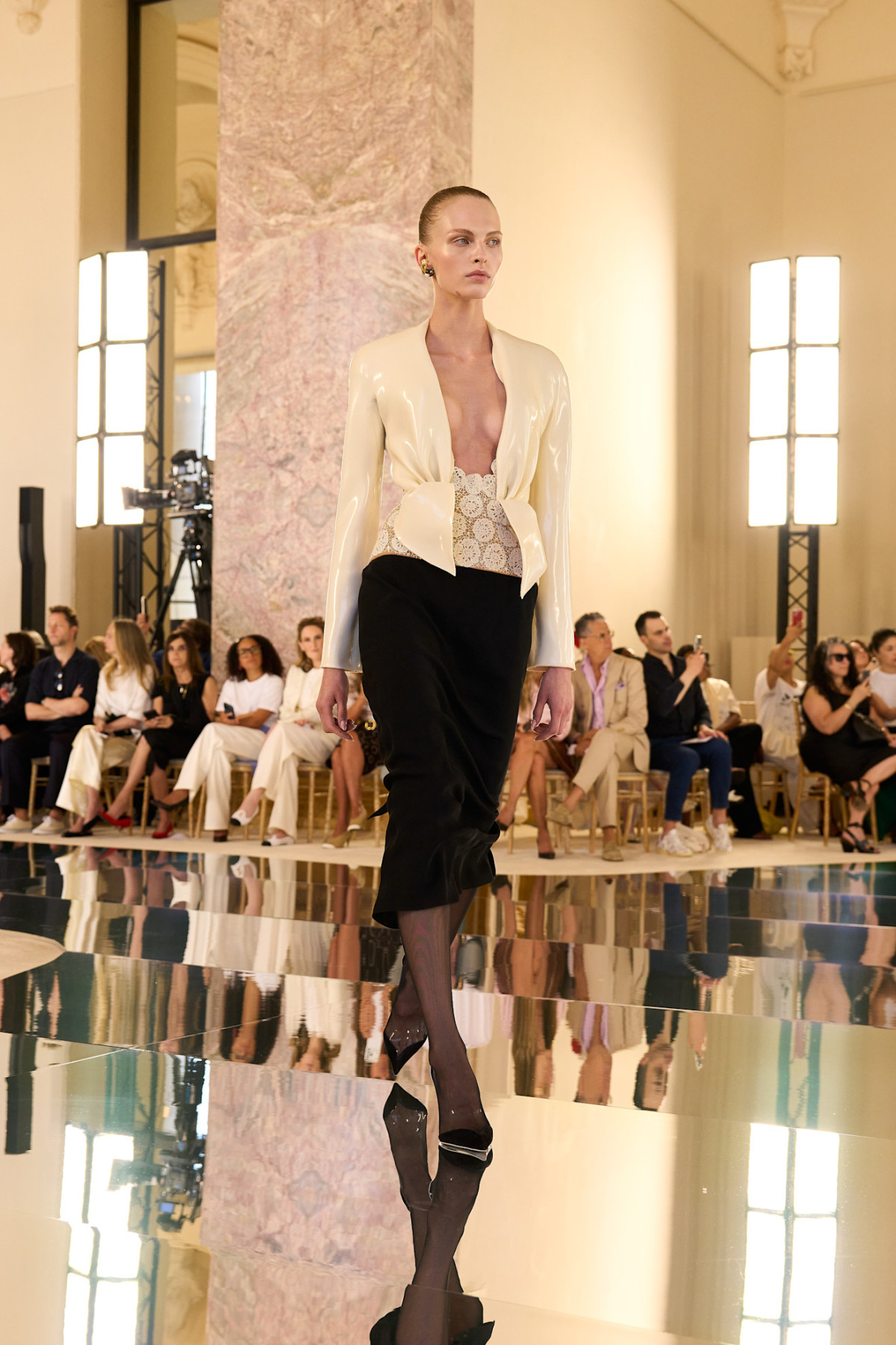 Демонстрація проти ШІ в елітній колекції Schiaparelli4