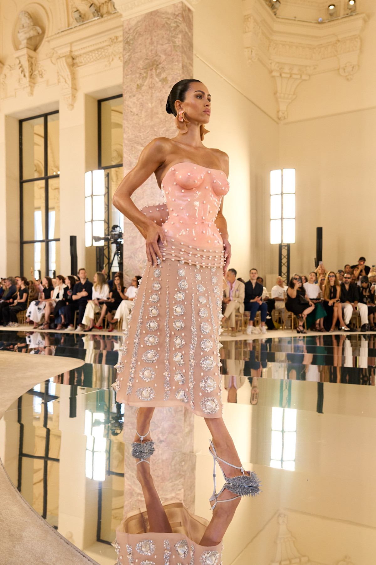 Демонстрація проти ШІ в елітній колекції Schiaparelli16