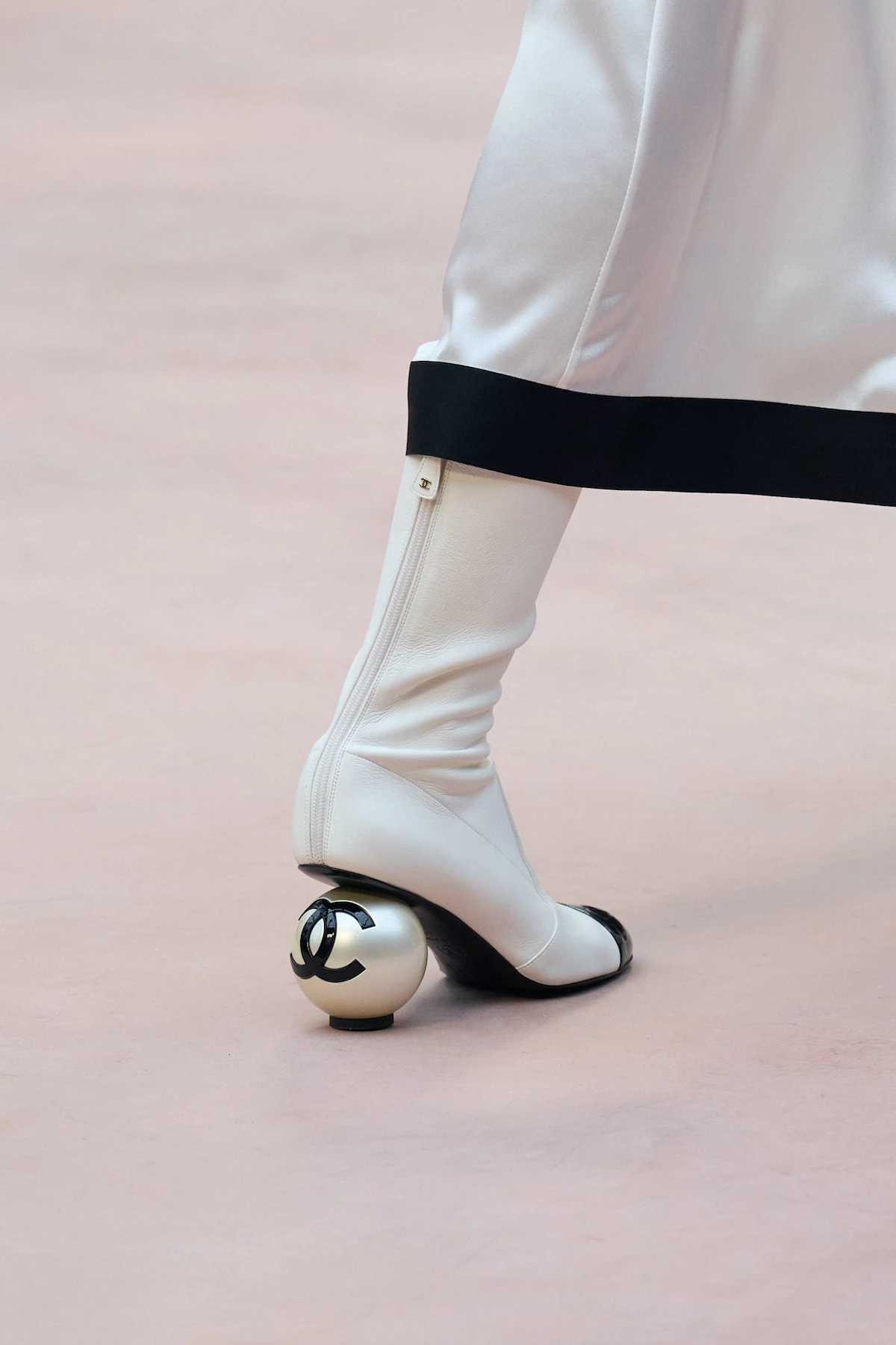 Після Chanel всі говорять про ці чоботи: підбір-куля стане головним трендом осені 2026 року2