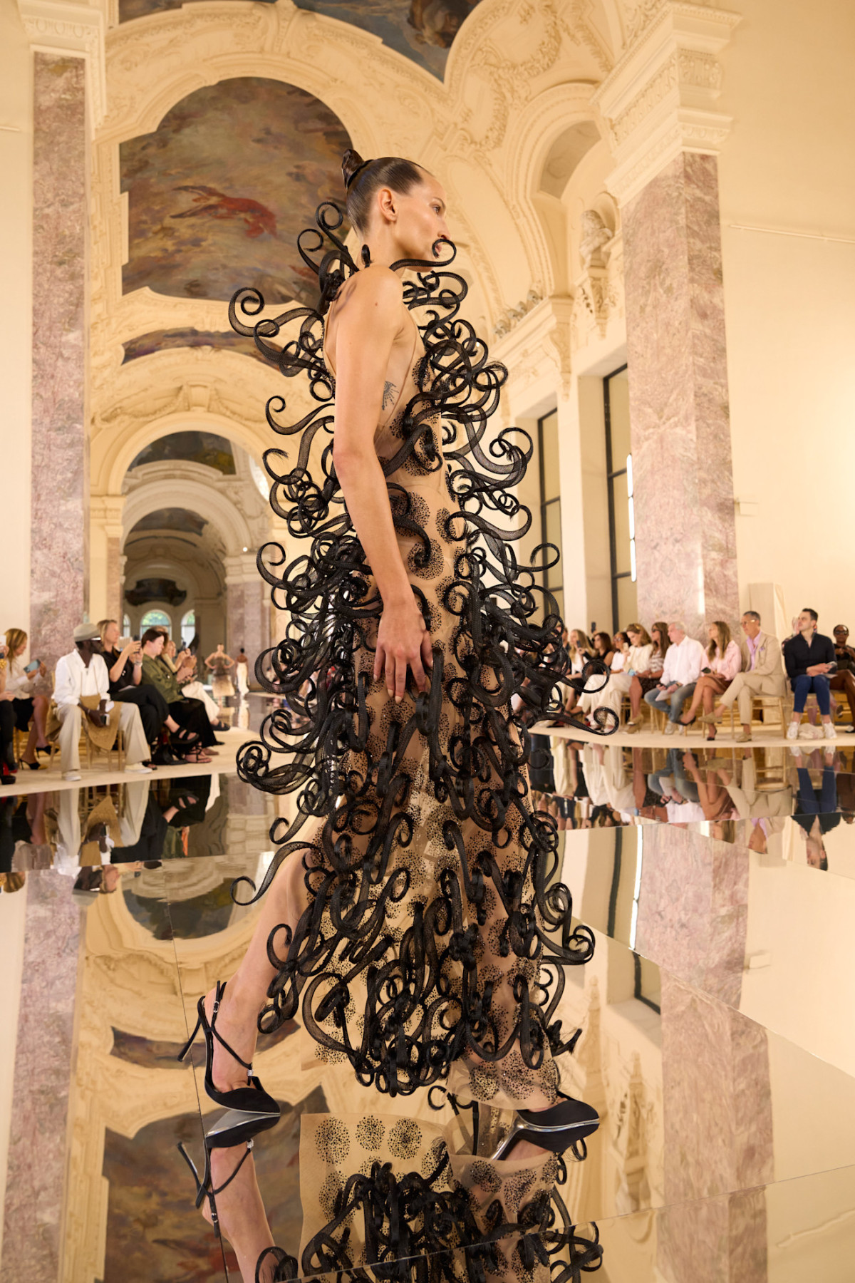 Демонстрація проти ШІ в елітній колекції Schiaparelli10