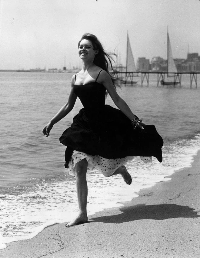 18 фотографій юної Бріжит Бардо, що навіюють бажання поїхати у відпустку5