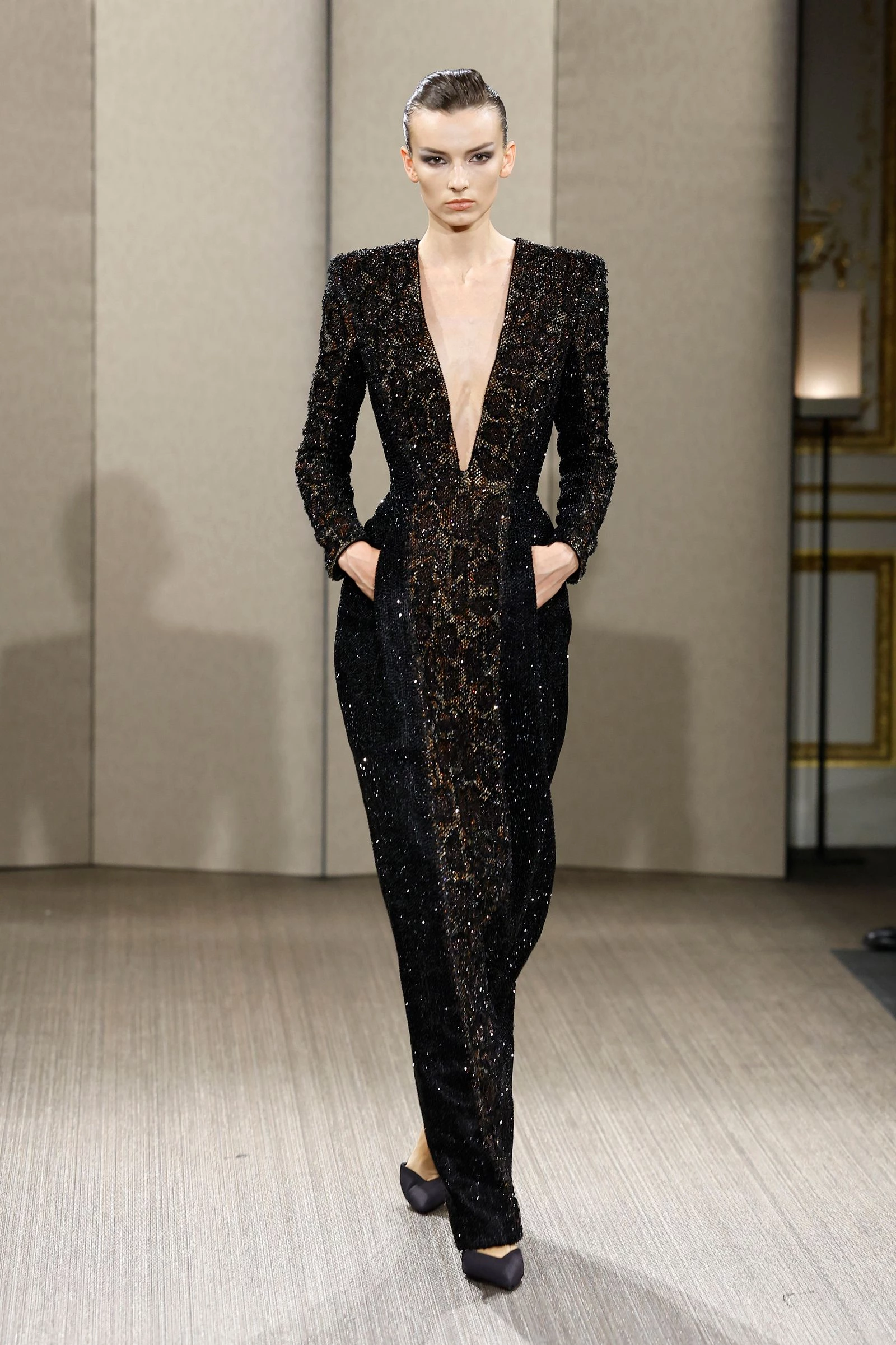 Нова колекція Armani Privé зачаровує стриманою елегантністю відразу.10