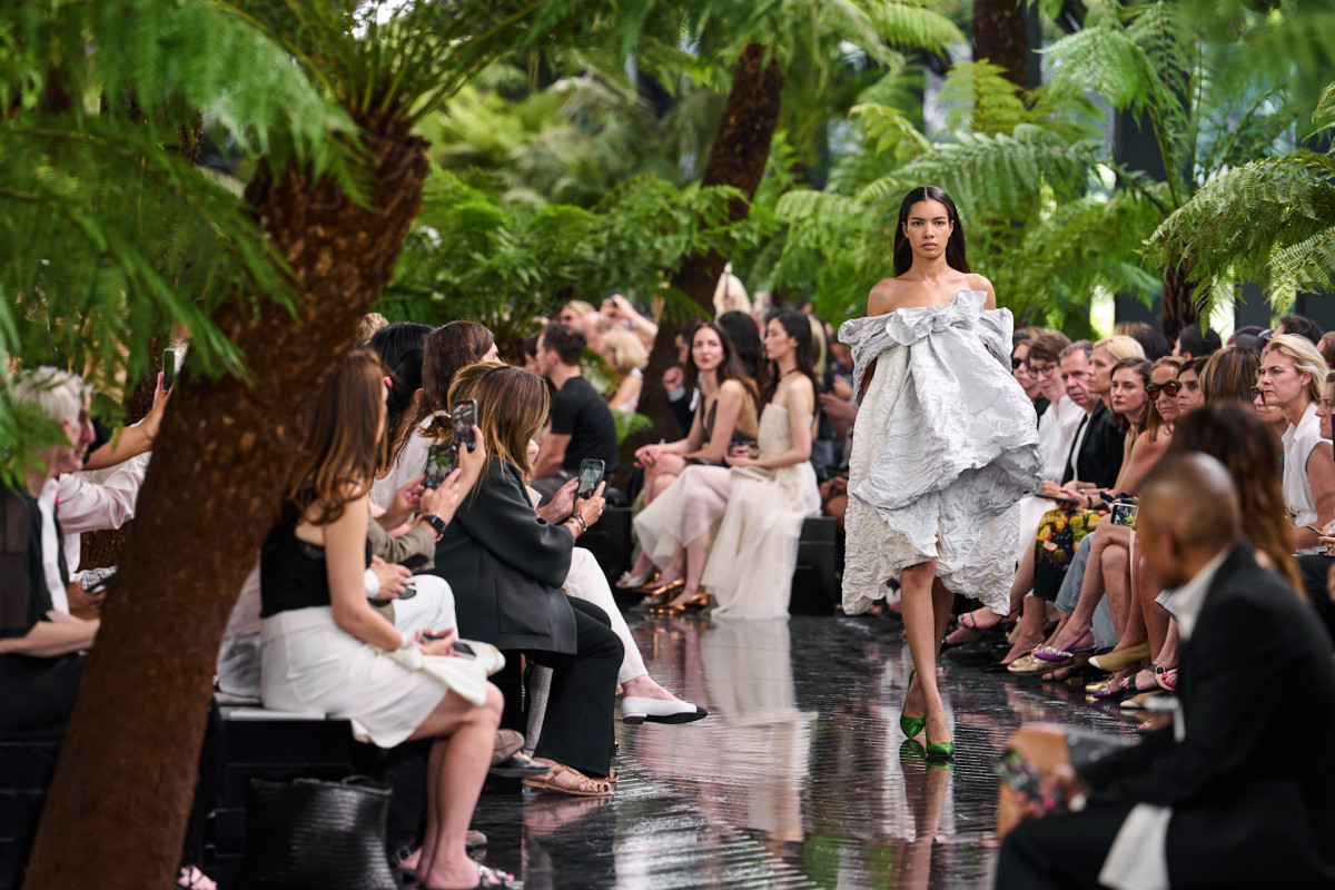 Екзотичний сад на високій моді Christian Dior0