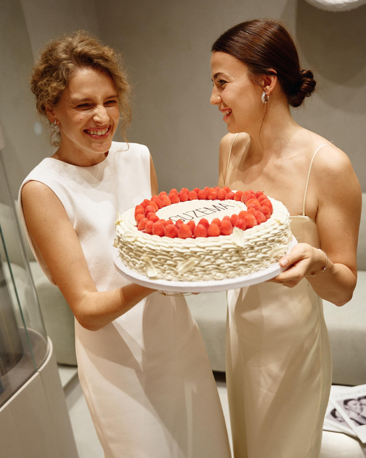 Бренд GUZEMA Fine Jewelry розпочав свою діяльність у Нью-Йорку, відкривши першу торгову точку в районі Сохо.11