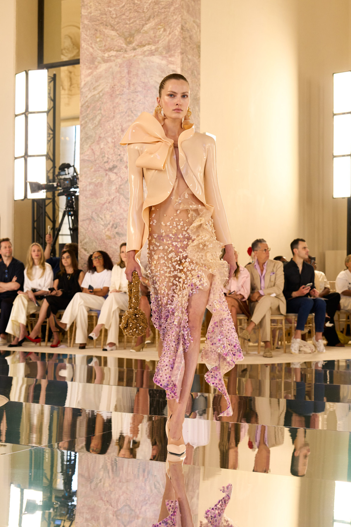 Демонстрація проти ШІ в елітній колекції Schiaparelli17
