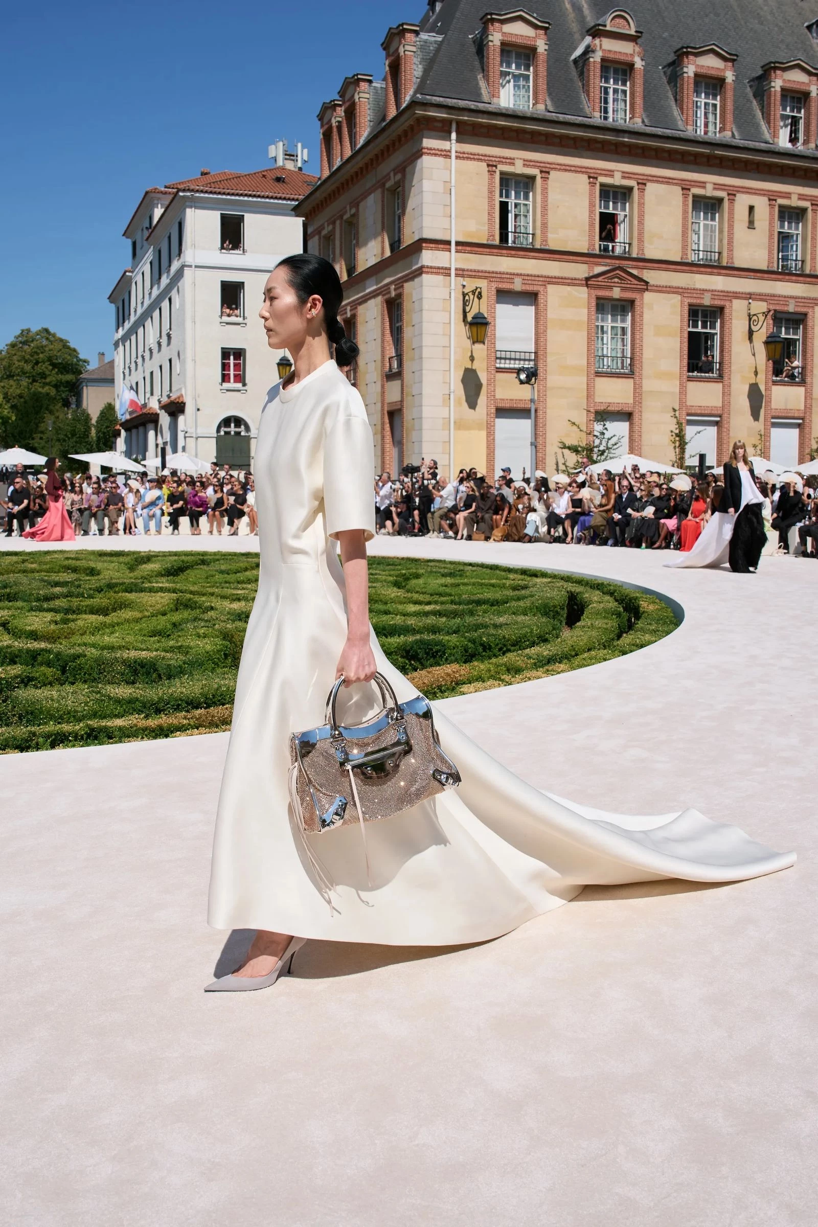 Легендарна сумка Balenciaga з 2000-х знову в тренді – тепер у розкішному виконанні1
