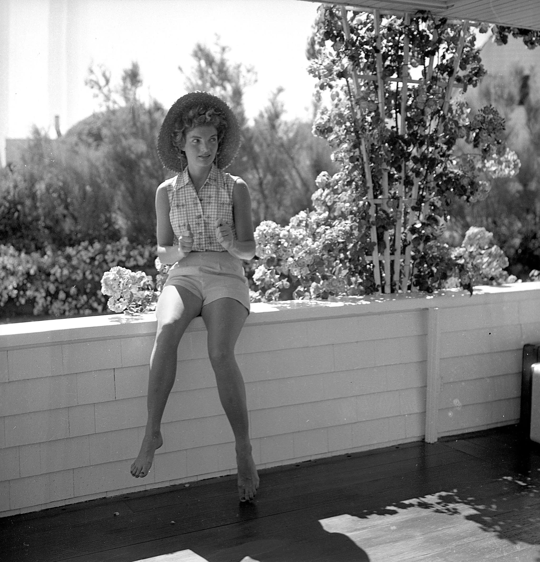 Жаклін Був’є під час відпочинку в родинному маєтку Кеннеді в Гаянніс-Порті, штат Массачусетс, у червні 1953 року15