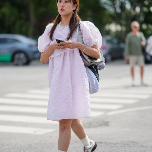 Streetstyle: Сукня в стилі бейбідол повертається у 6 зухвалих образах модниць