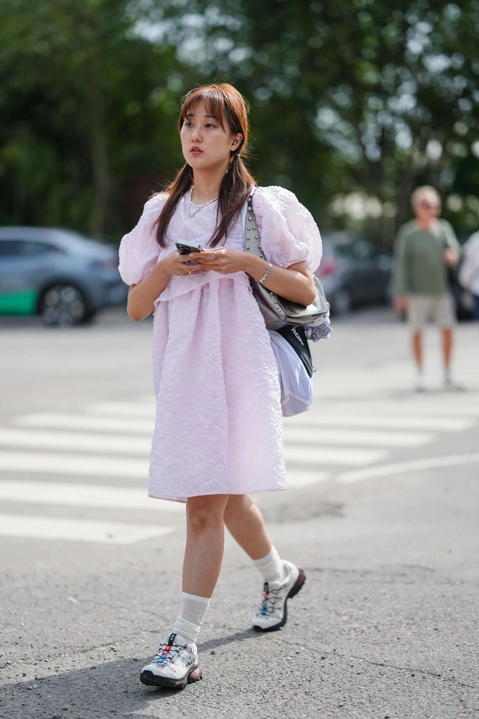 Streetstyle: Сукня в стилі бейбідол повертається у 6 зухвалих образах модниць