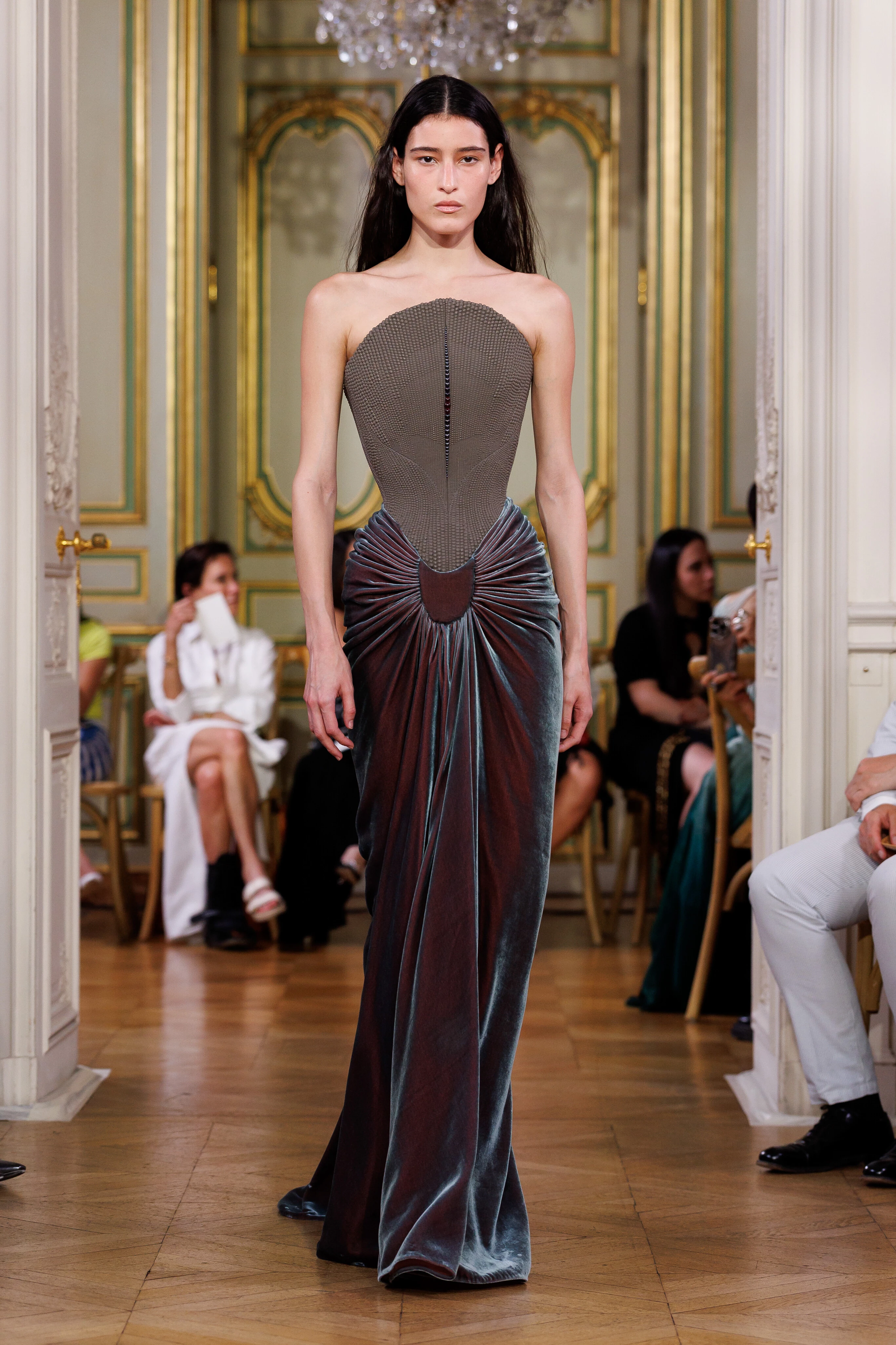 7 неочевидних брендів, де шукати ідеальну сукню для black tie1