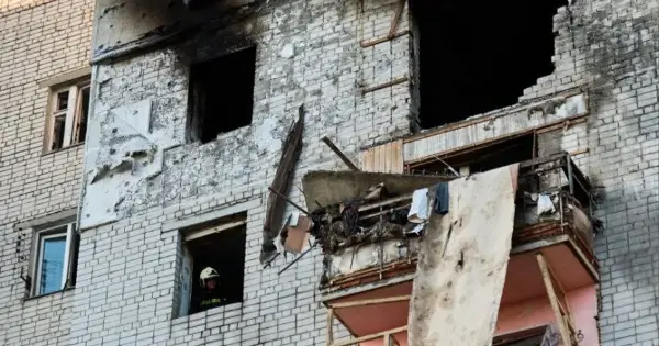 РФ вдарила дроном з небезпечними елементами по багатоповерхівці, є постраждалі
