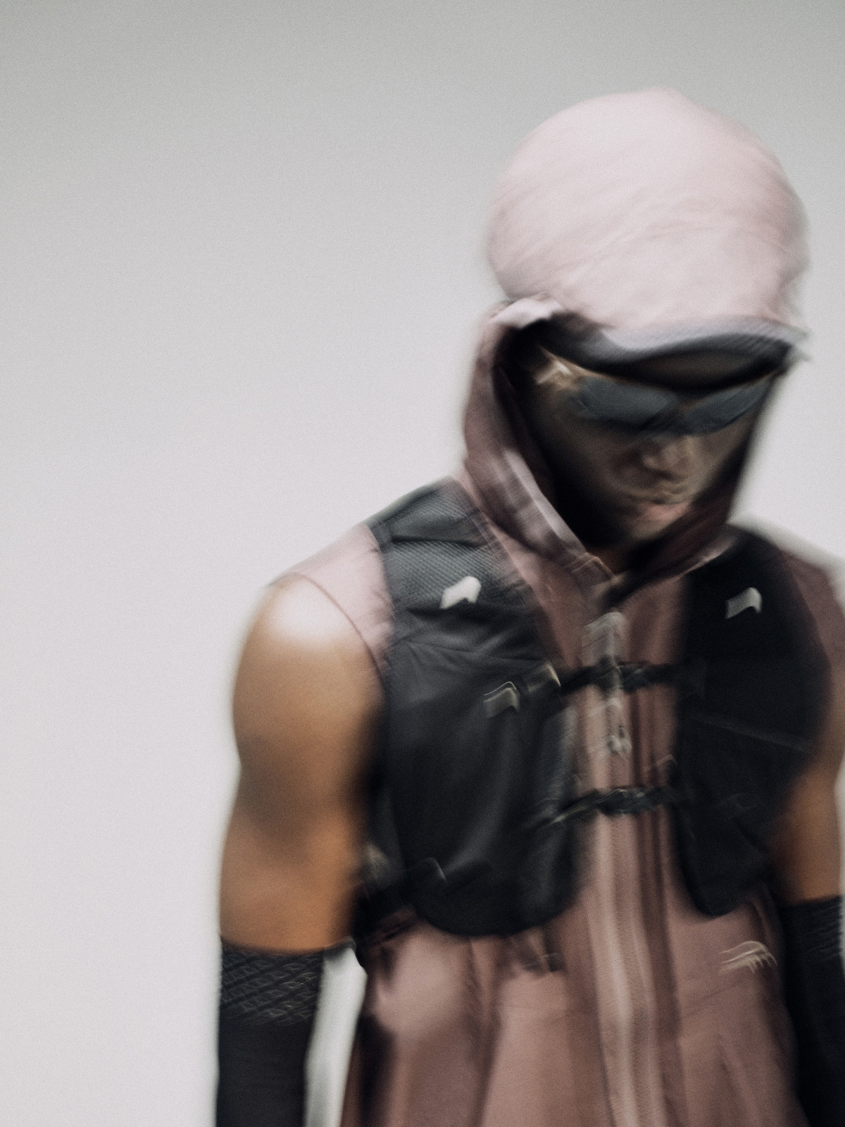Oakley продемонстрували, як виглядає міський одяг для змінної погоди12